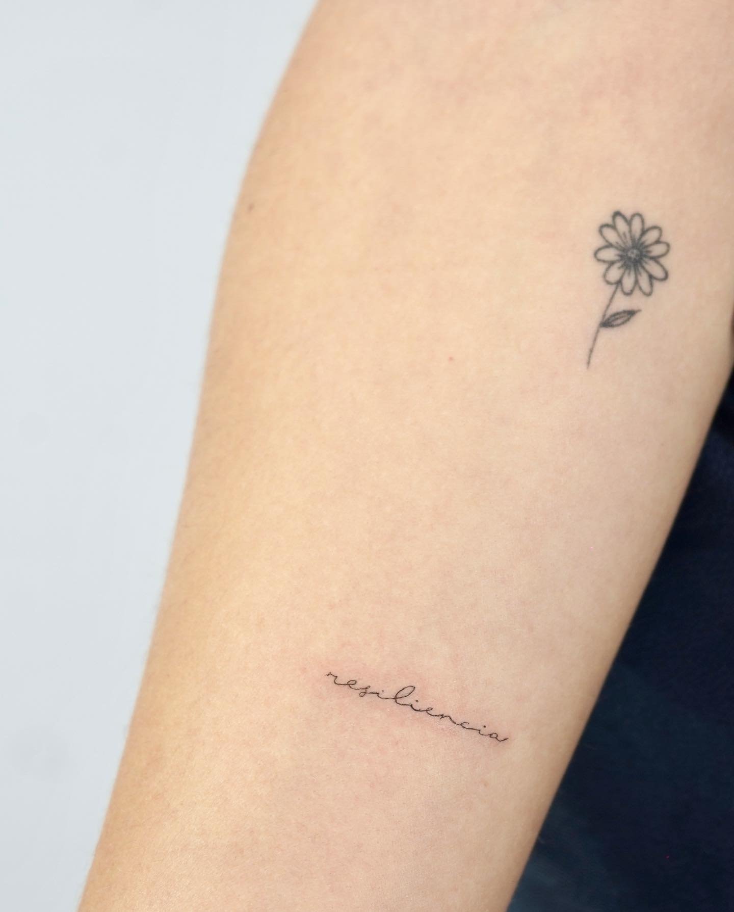 Tatuaje de flor en brazo, línea fina Sinkply Madrid