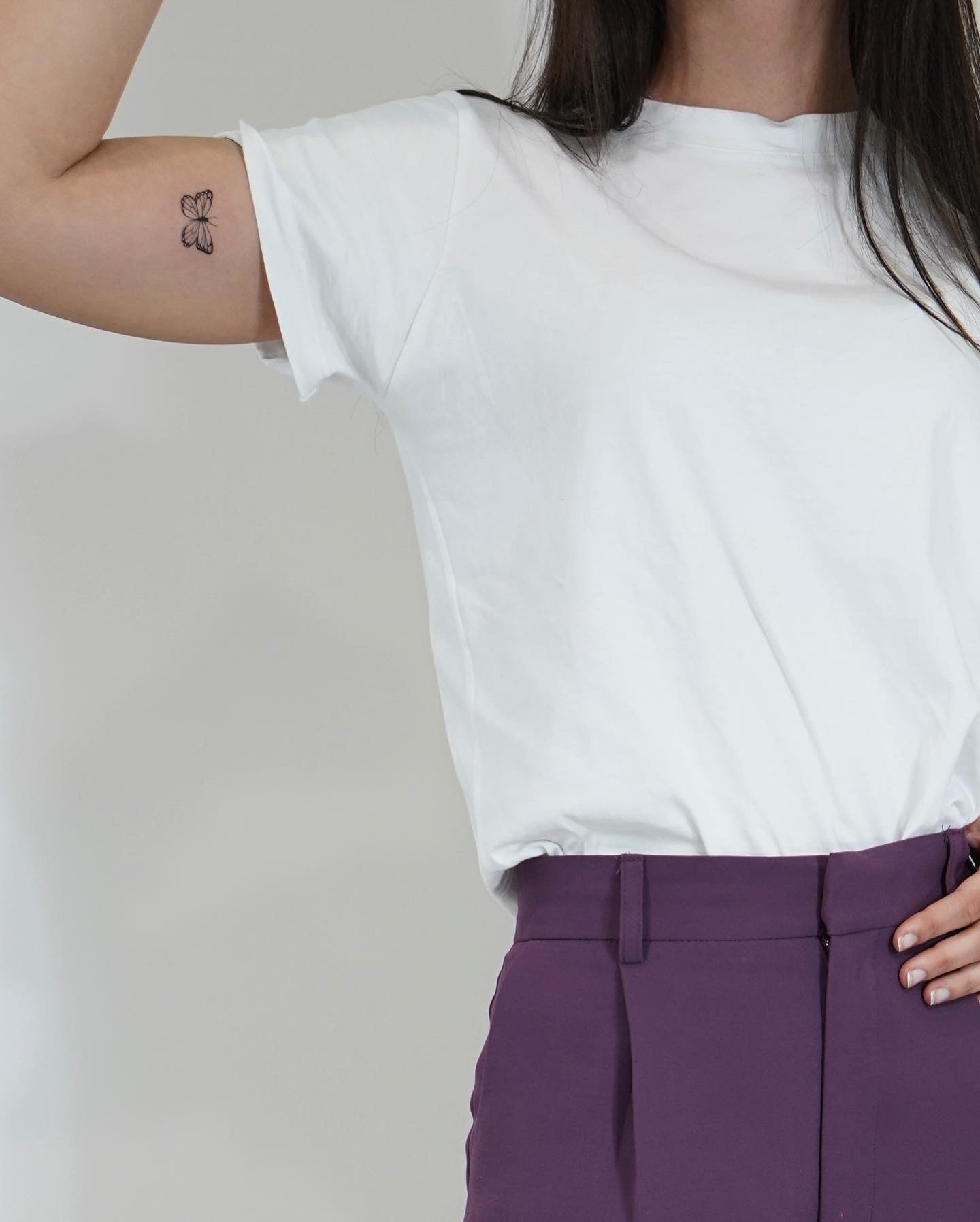 Tatuaje de flor en brazo, línea fina Sinkply Madrid