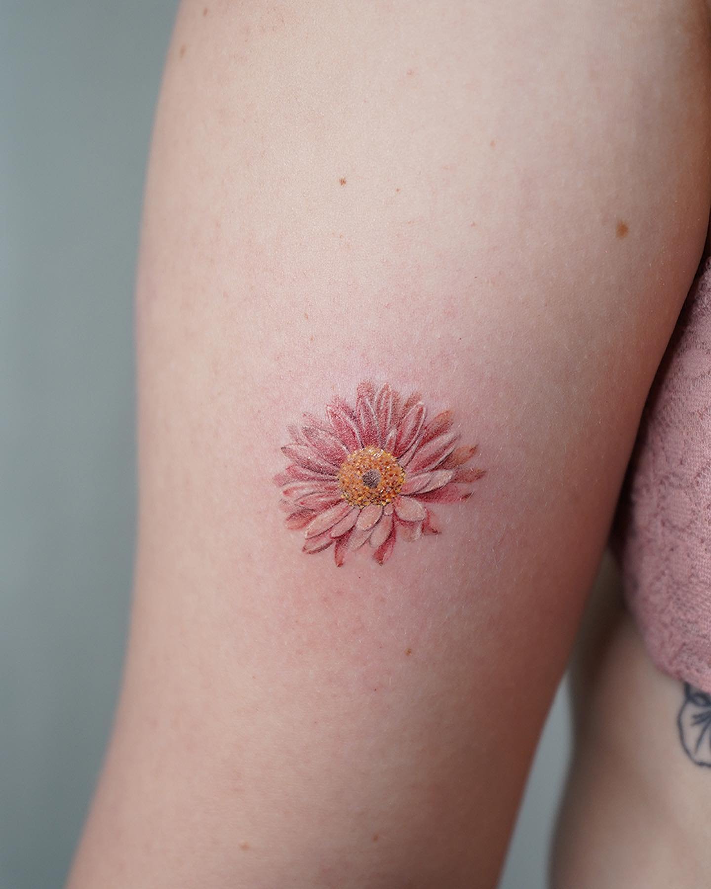 Tatuaje de flor en brazo, línea fina Sinkply Madrid