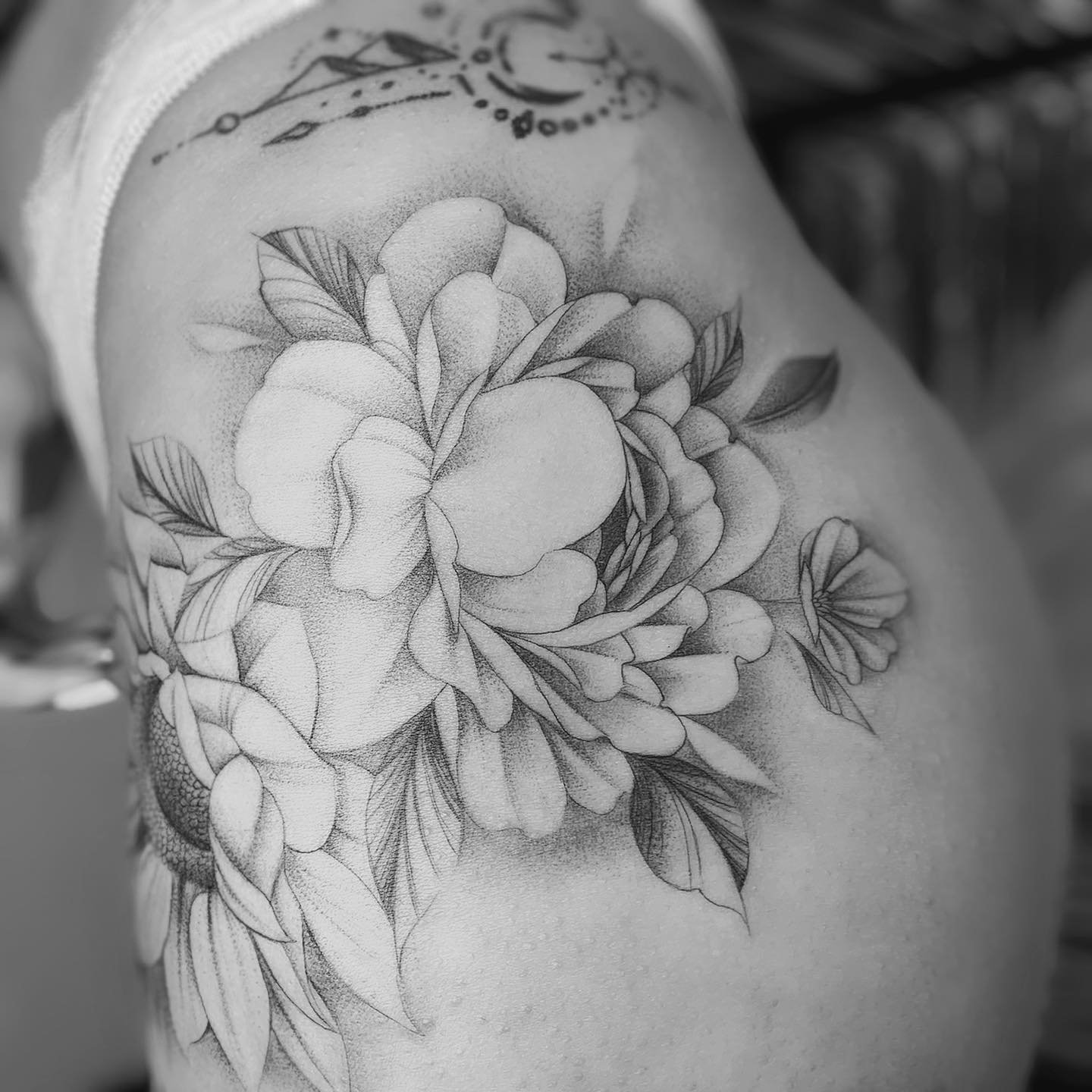 Tatuaje de flor en brazo, línea fina Sinkply Madrid