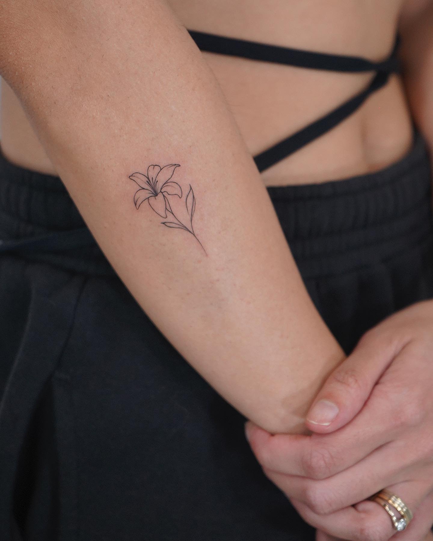 Tatuaje de flor en brazo, línea fina Sinkply Madrid