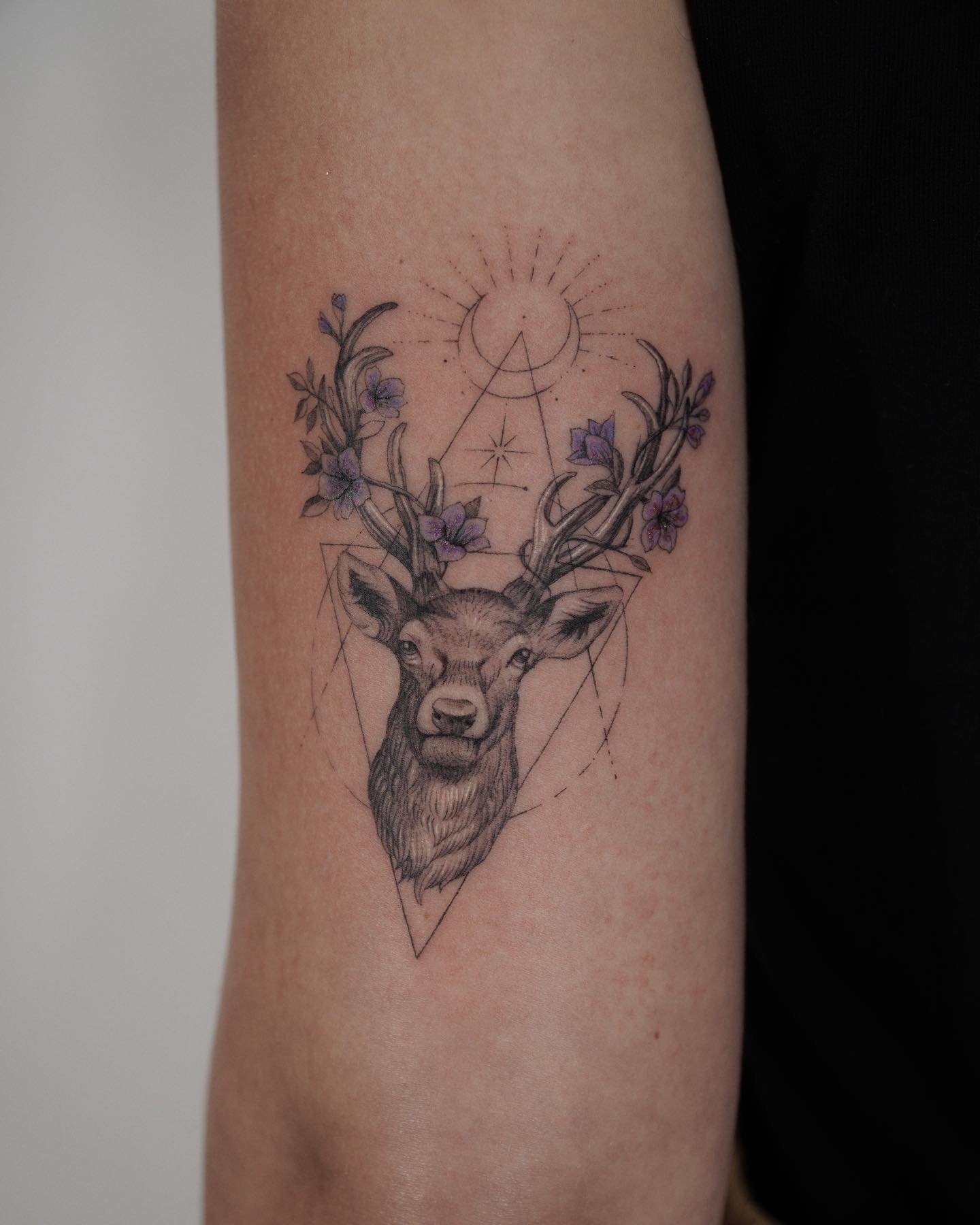 Tatuaje de flor en brazo, línea fina Sinkply Madrid