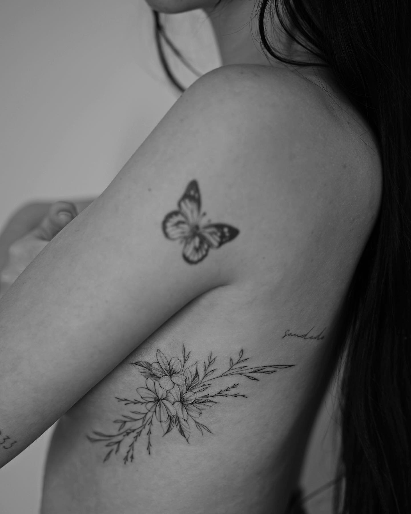 Tatuaje de flor en brazo, línea fina Sinkply Madrid