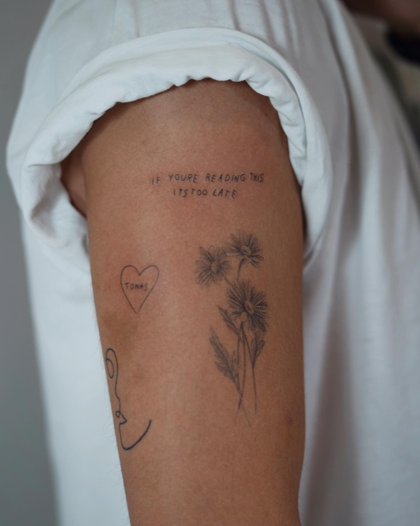 Tatuaje de flor en brazo, línea fina Sinkply Madrid