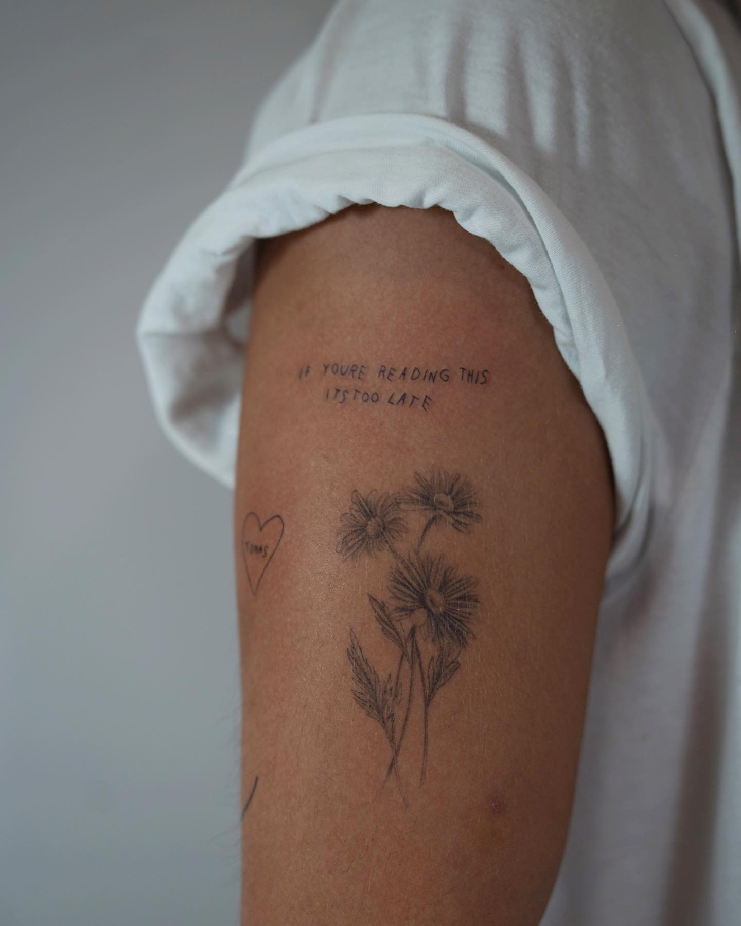 Tatuaje de flor en brazo, línea fina Sinkply Madrid