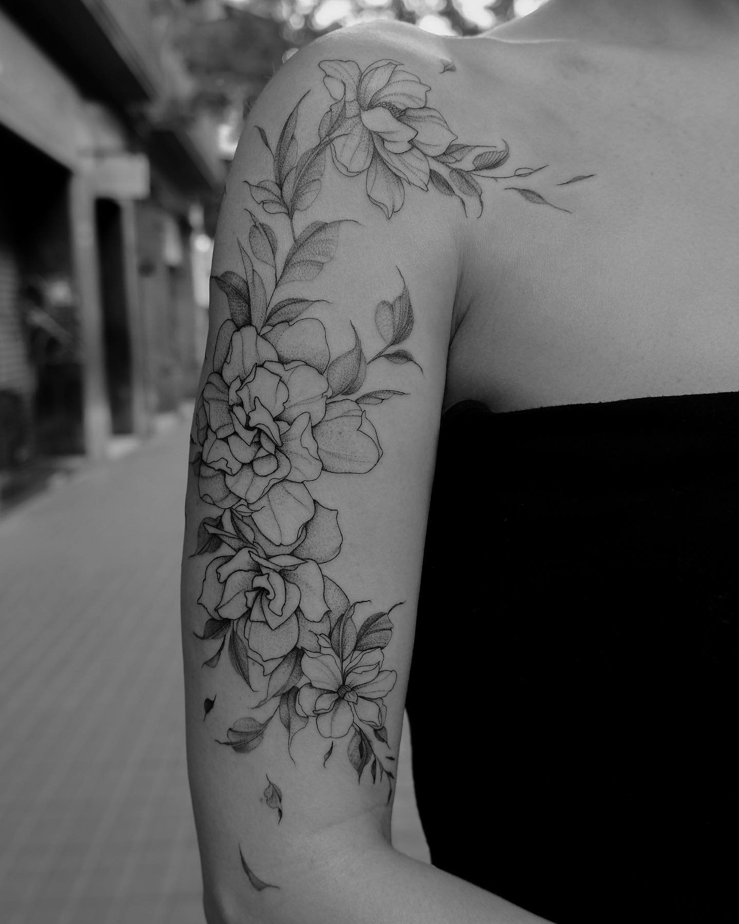 Tatuaje de flor en brazo, línea fina Sinkply Madrid