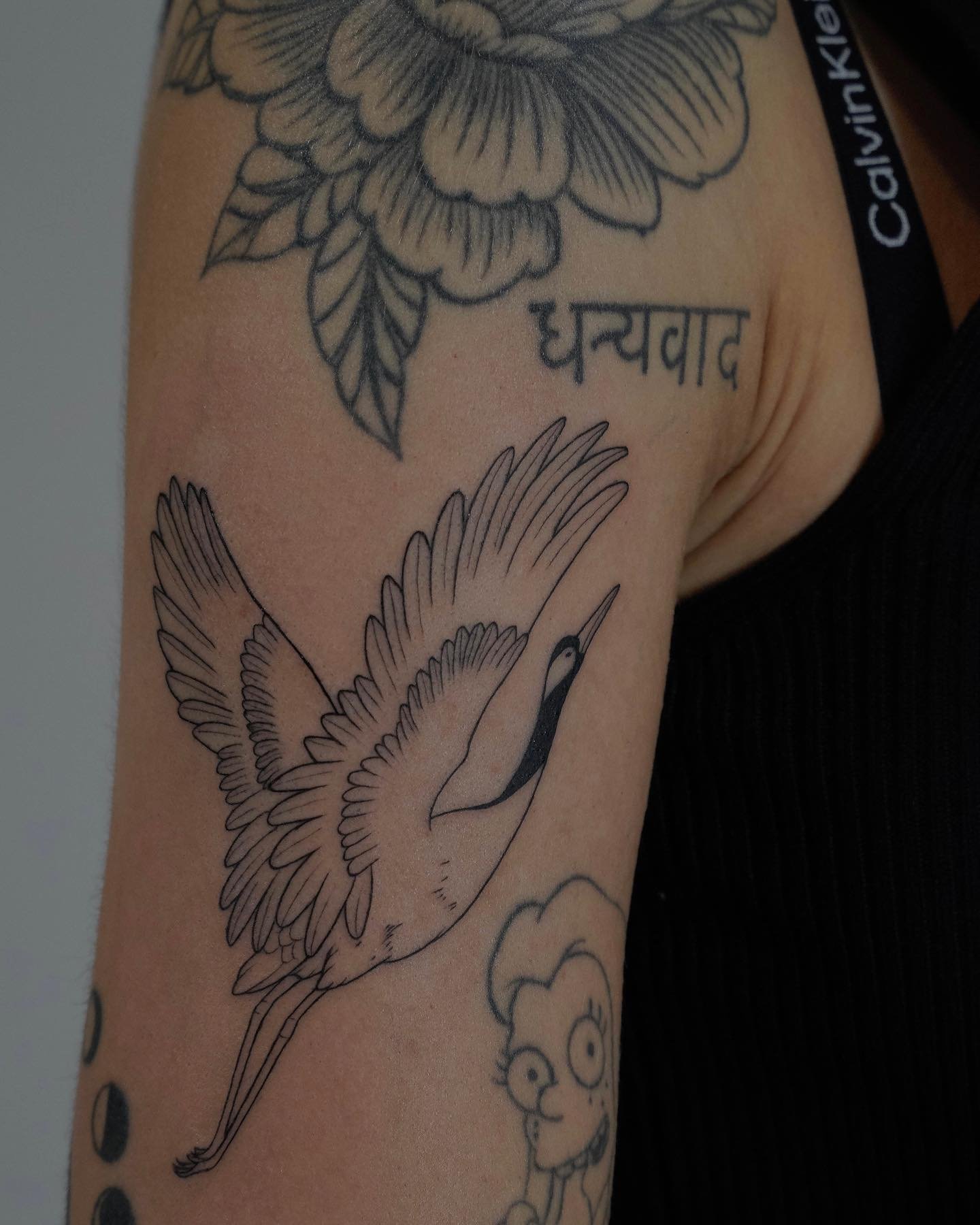 Tatuaje de flor en brazo, línea fina Sinkply Madrid