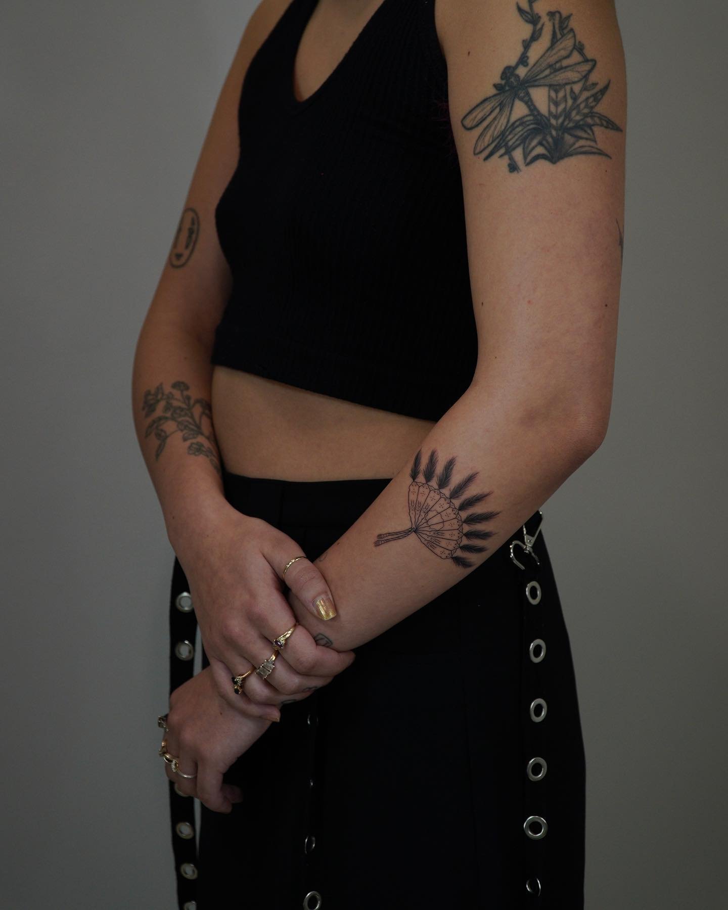 Tatuaje de flor en brazo, línea fina Sinkply Madrid