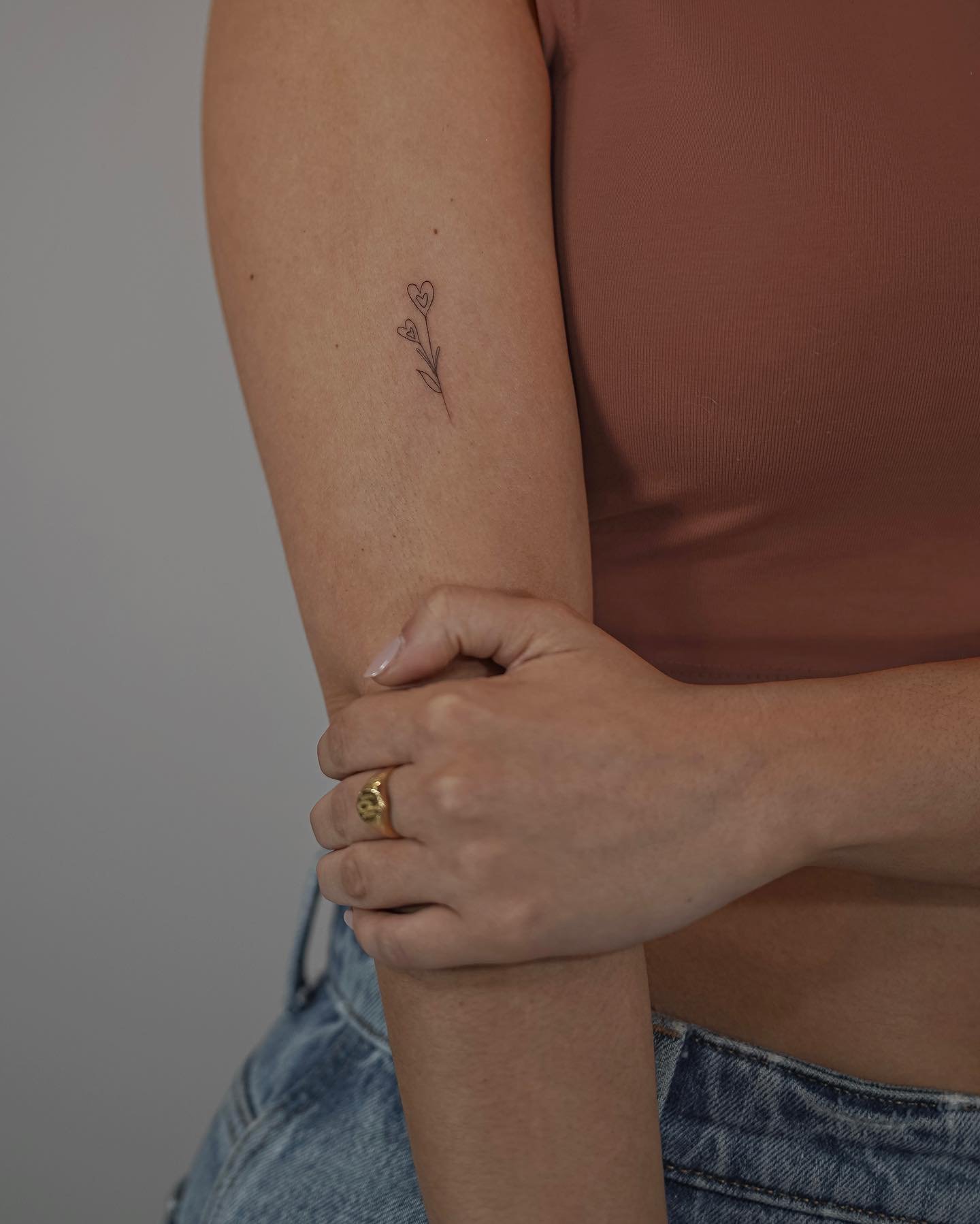 Tatuaje de flor en brazo, línea fina Sinkply Madrid