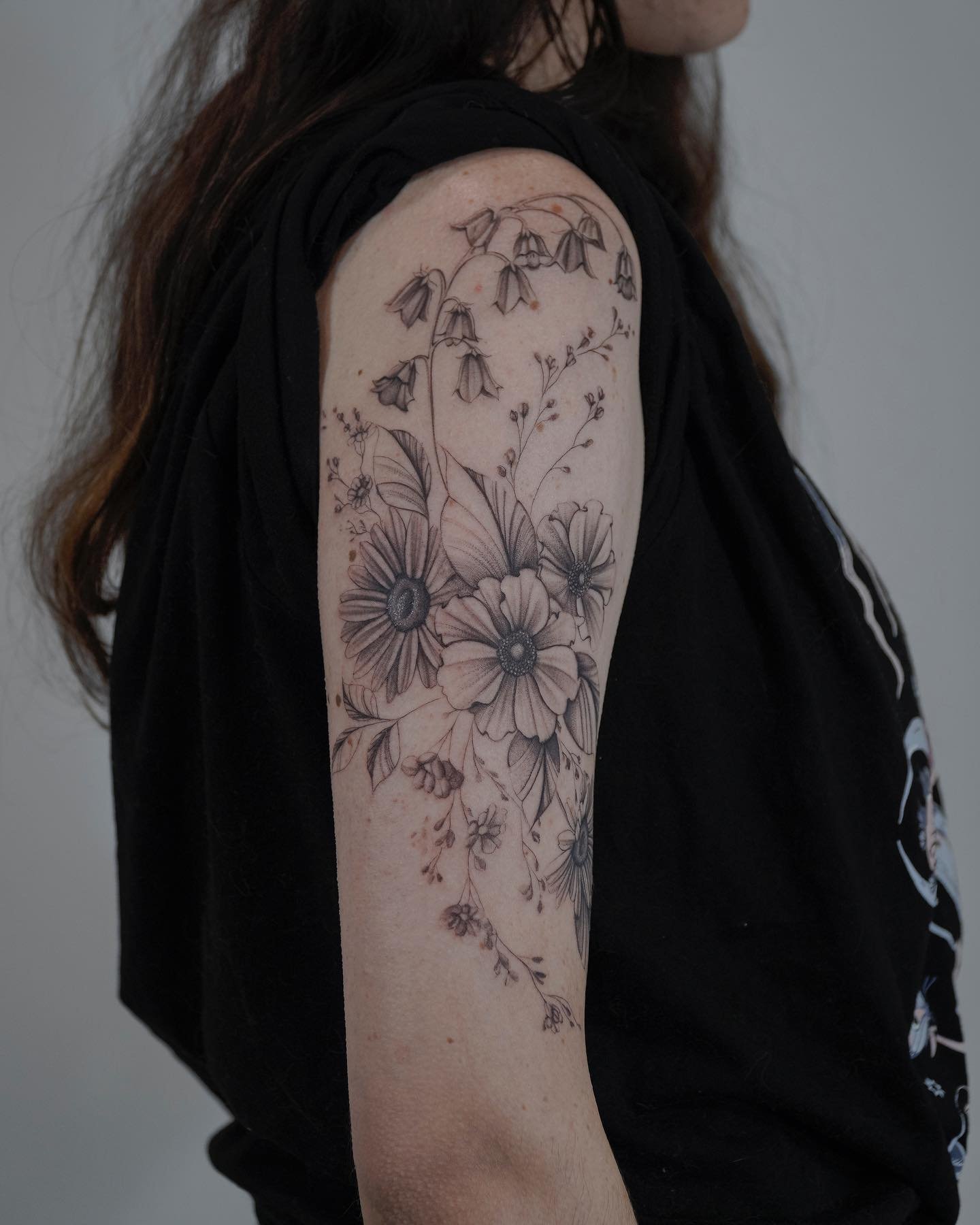 Tatuaje de flor en brazo, línea fina Sinkply Madrid