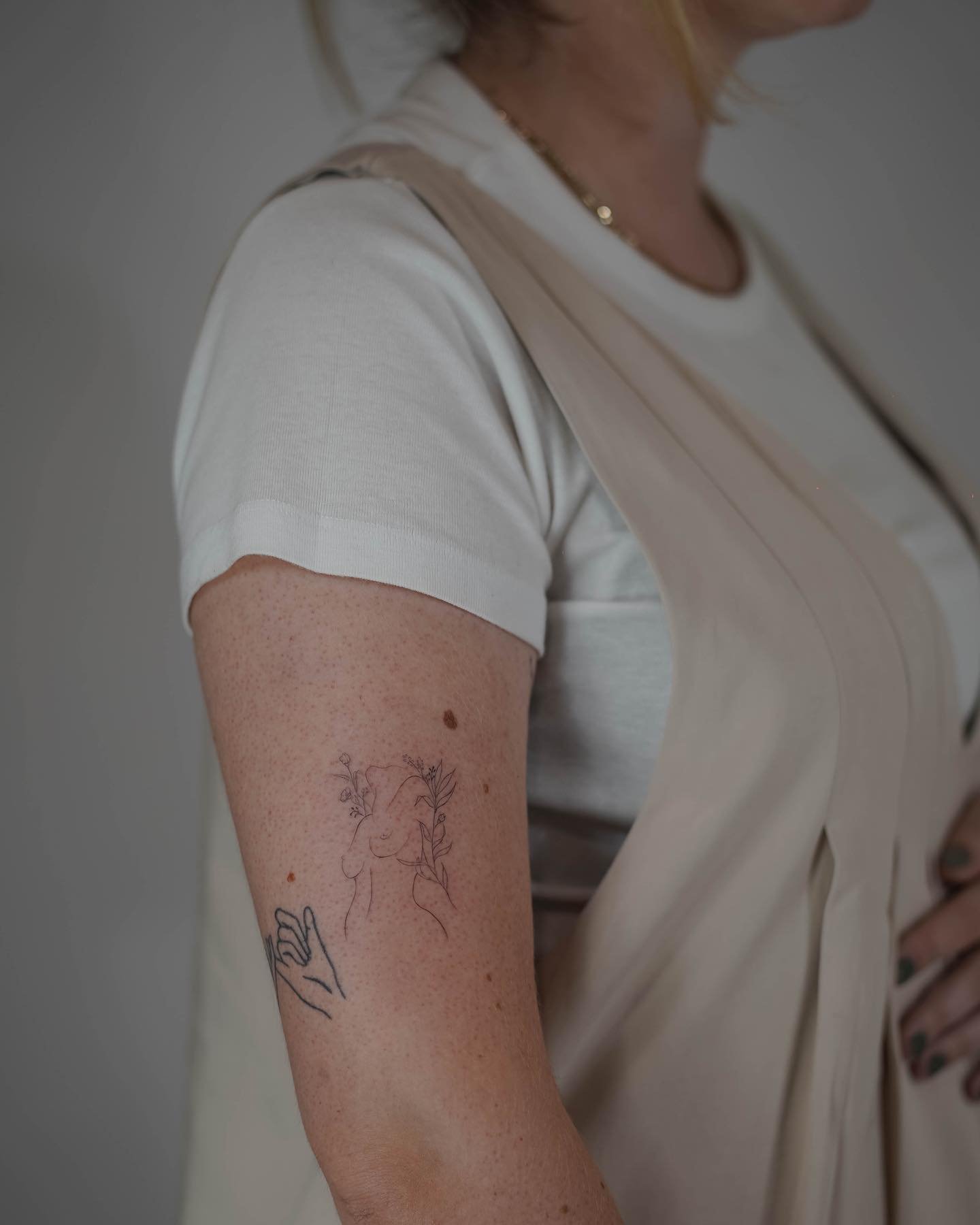Tatuaje de flor en brazo, línea fina Sinkply Madrid