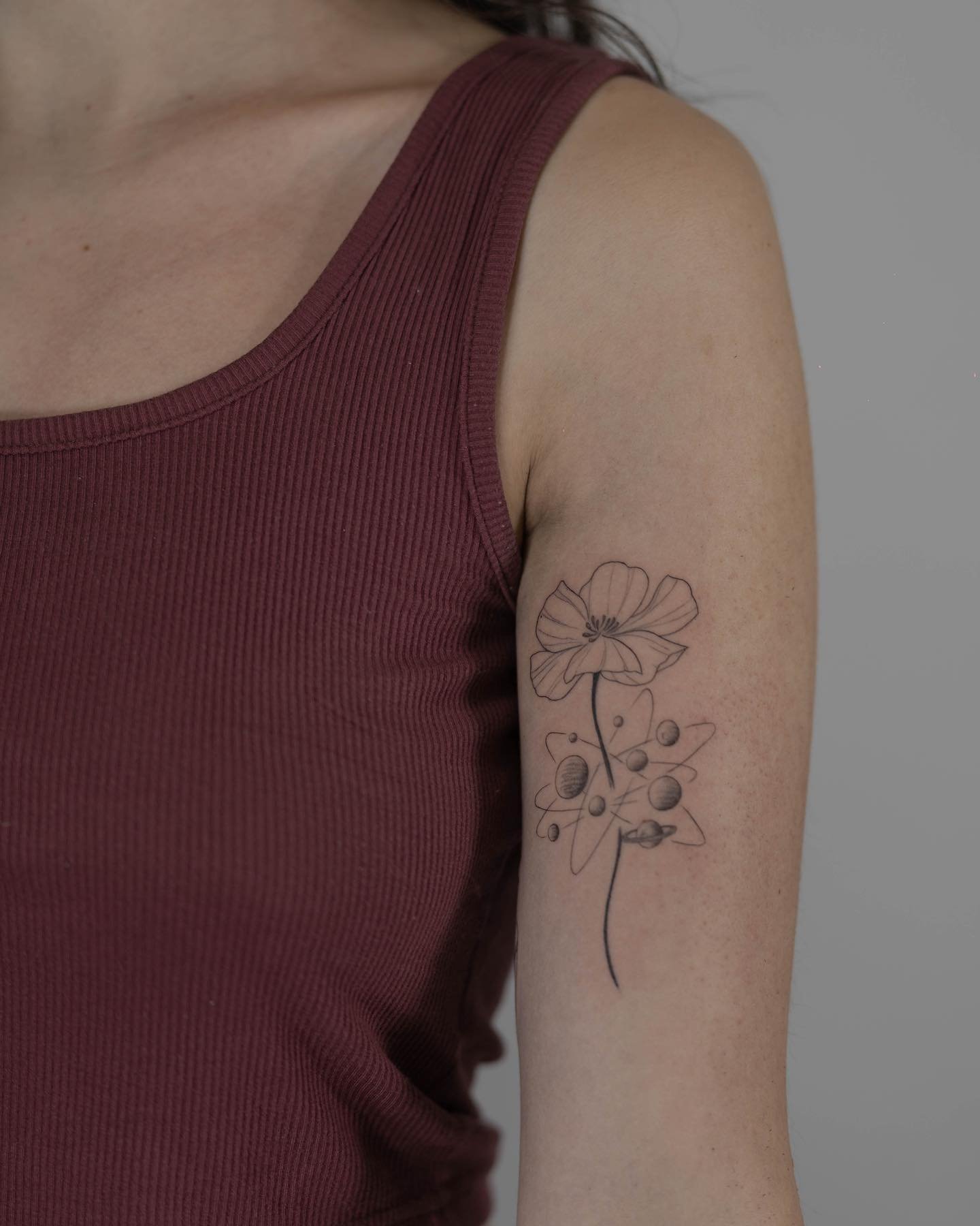 Tatuaje de flor en brazo, línea fina Sinkply Madrid