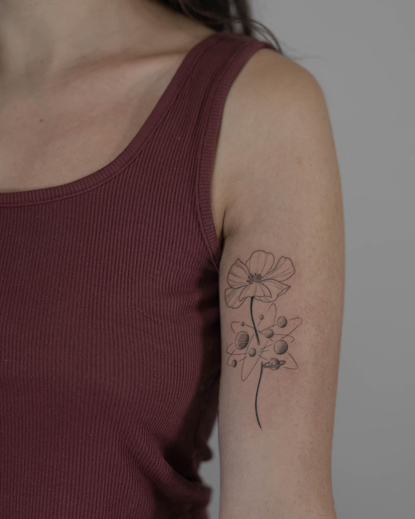 Tatuaje de flor en brazo, línea fina Sinkply Madrid