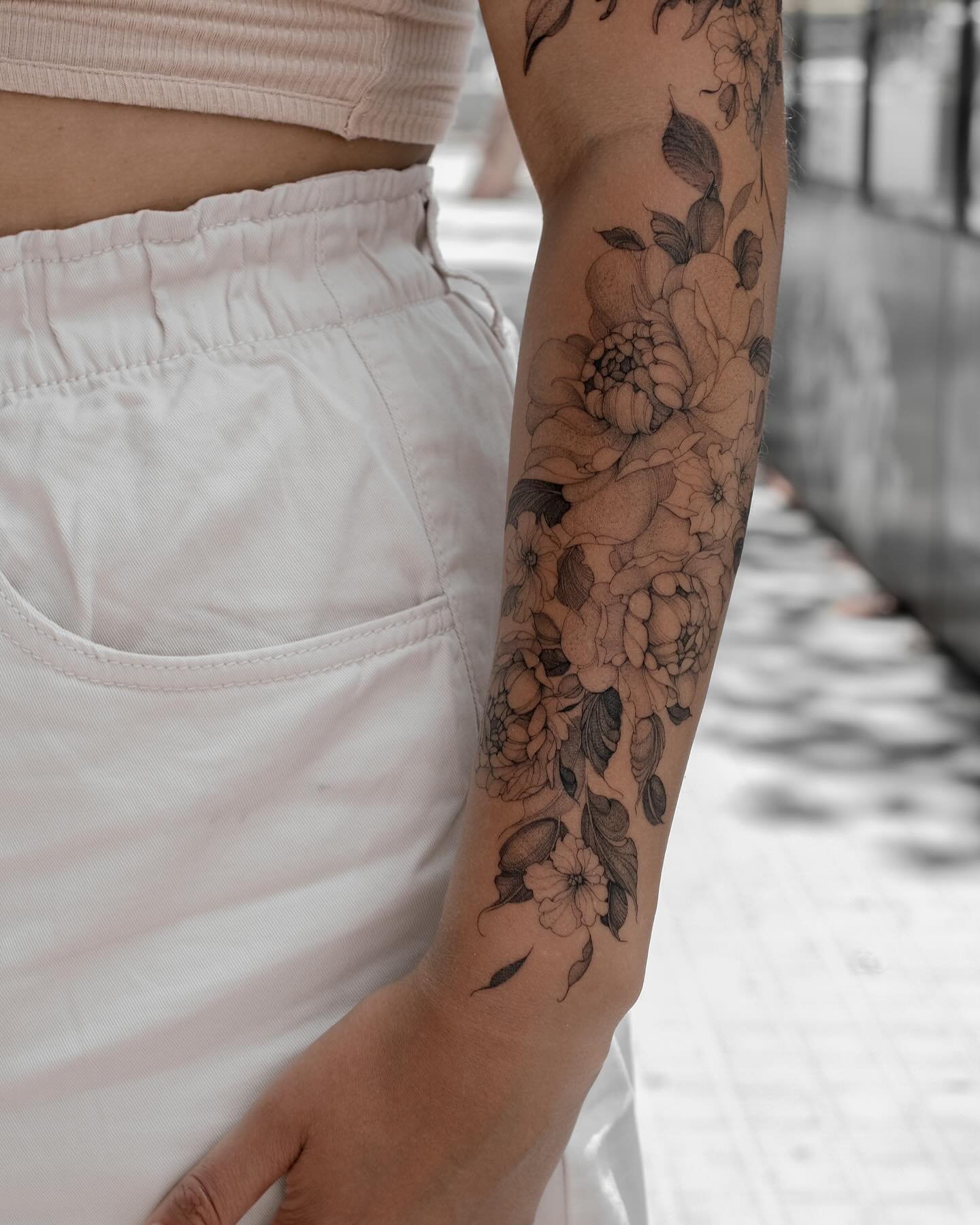 Tatuaje de flor en brazo, línea fina Sinkply Madrid