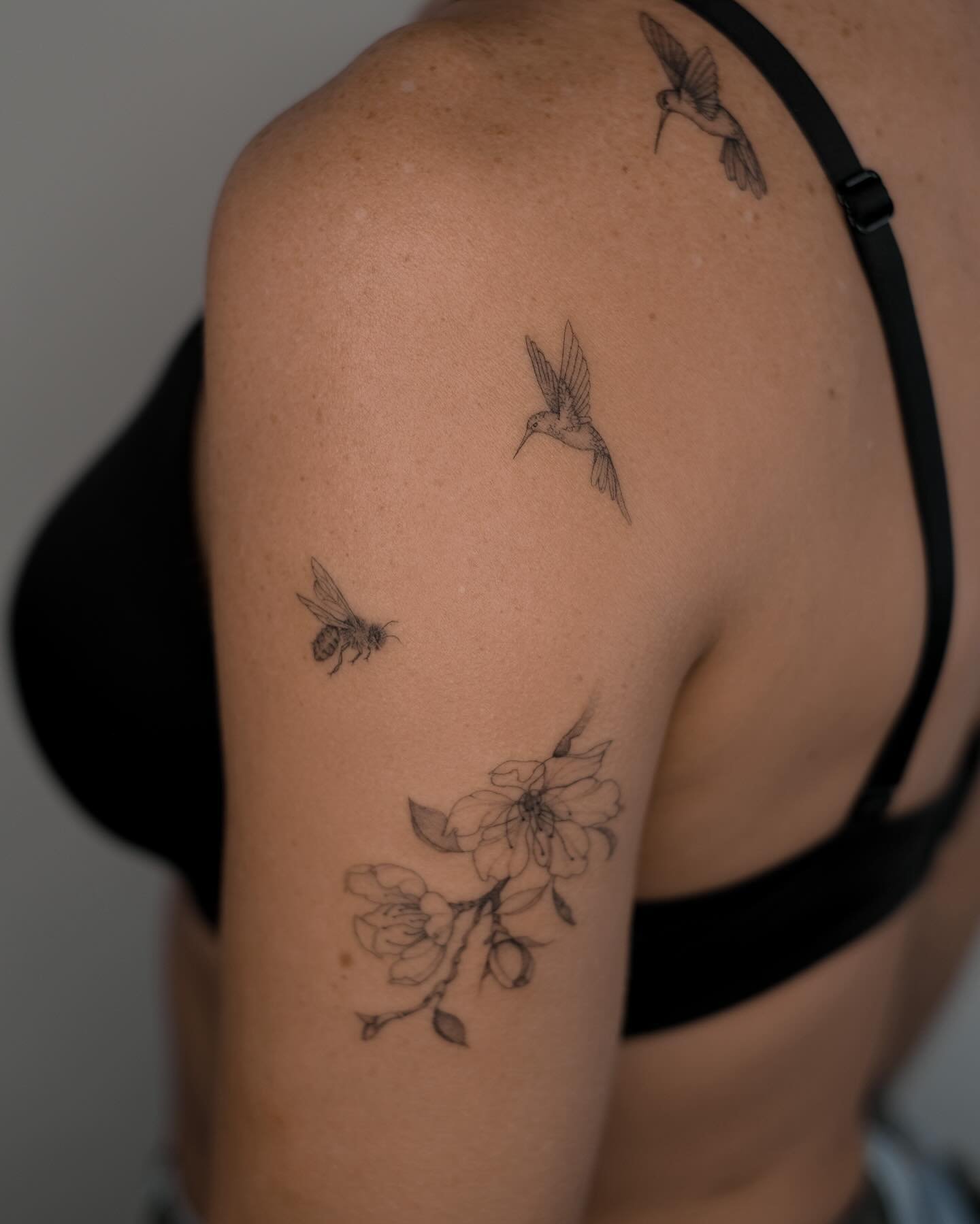 Tatuaje de flor en brazo, línea fina Sinkply Madrid