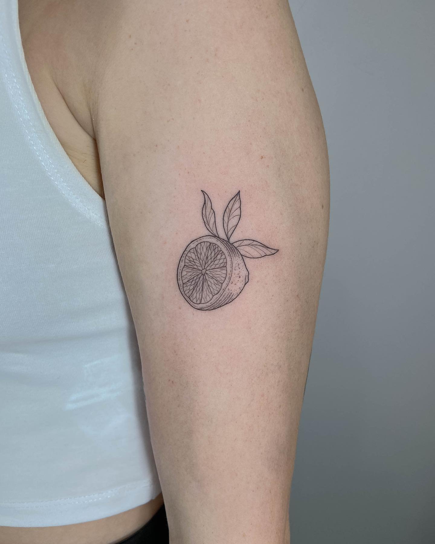 Tatuaje de flor en brazo, línea fina Sinkply Madrid