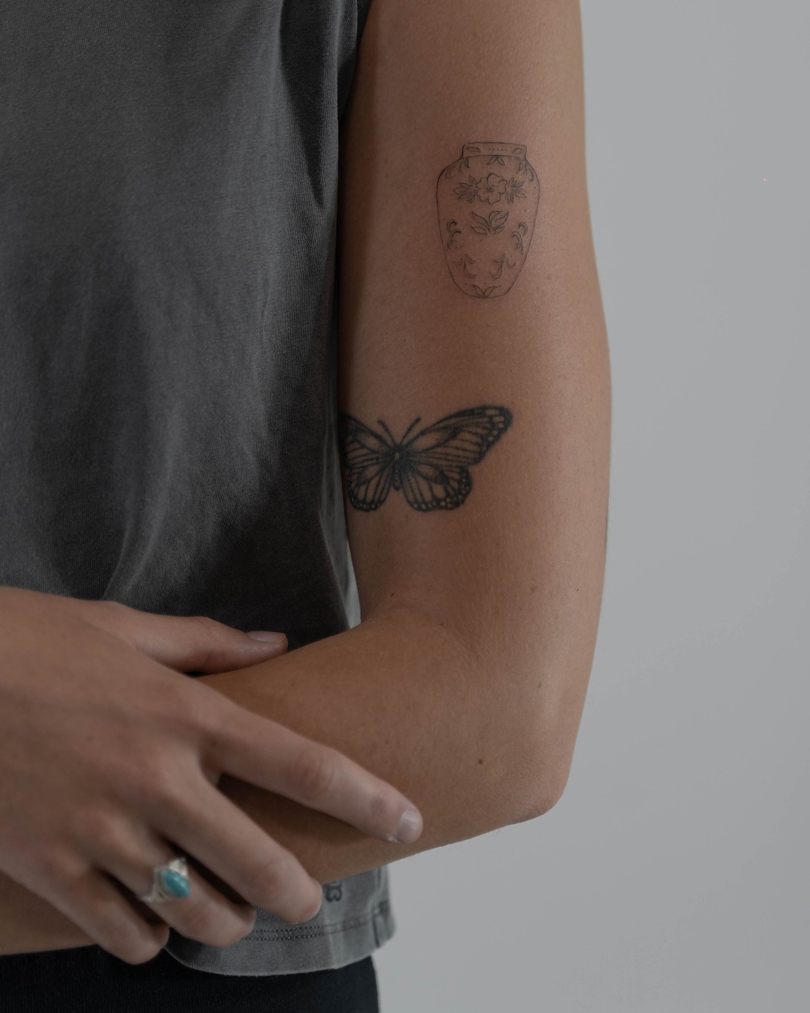 Tatuaje de flor en brazo, línea fina Sinkply Madrid