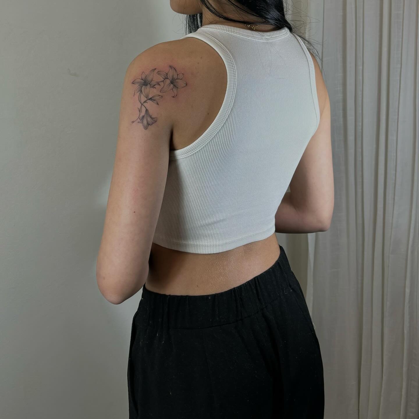 Tatuaje de flor en brazo, línea fina Sinkply Madrid