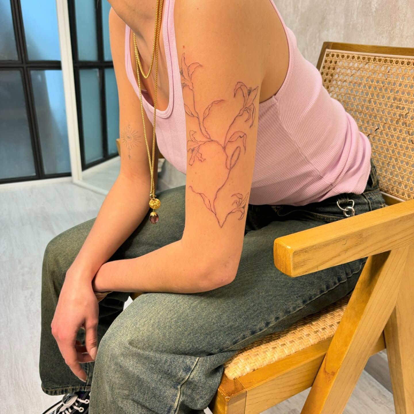 Tatuaje de flor en brazo, línea fina Sinkply Madrid