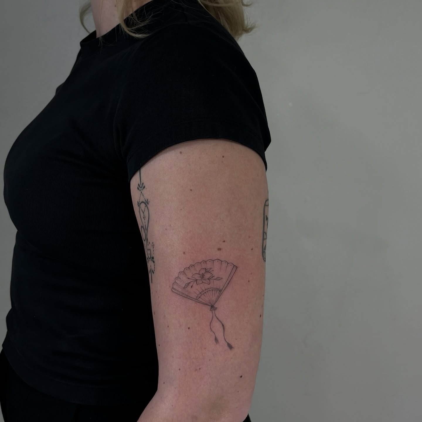 Tatuaje de flor en brazo, línea fina Sinkply Madrid