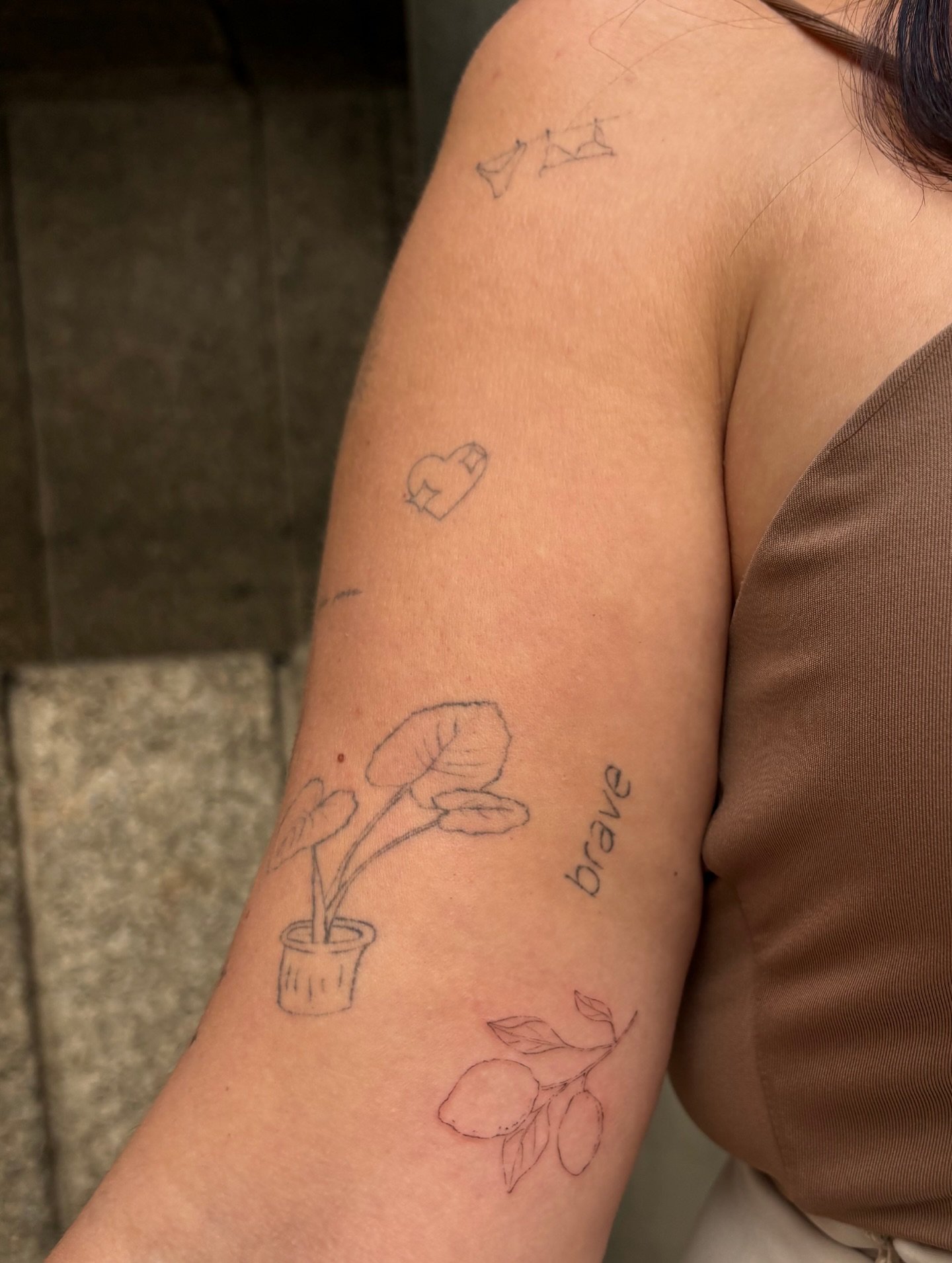 Tatuaje de flor en brazo, línea fina Sinkply Madrid