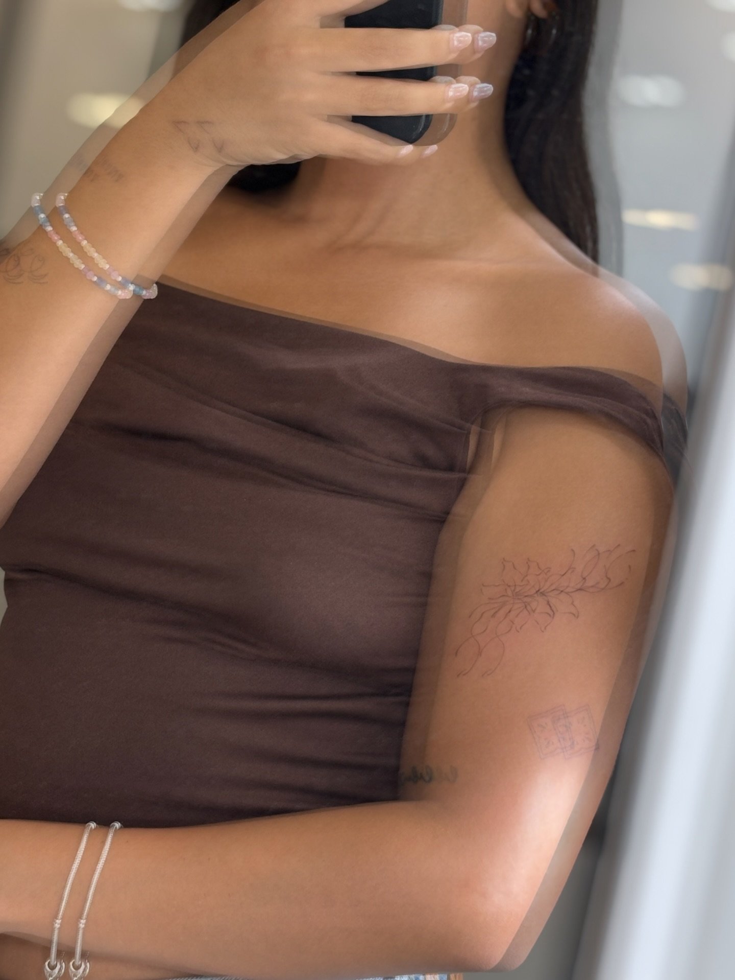 Tatuaje de flor en brazo, línea fina Sinkply Madrid