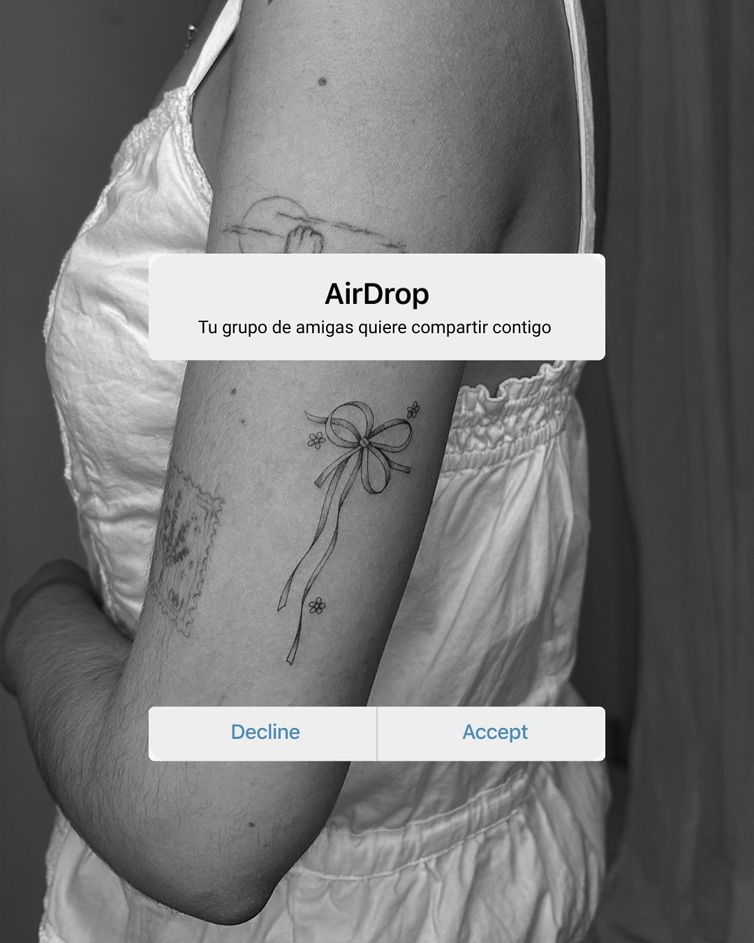 Tatuaje de flor en brazo, línea fina Sinkply Madrid
