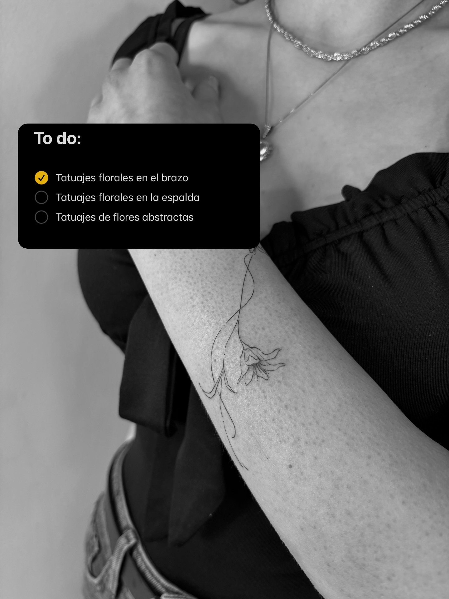Tatuaje de flor en brazo, línea fina Sinkply Madrid