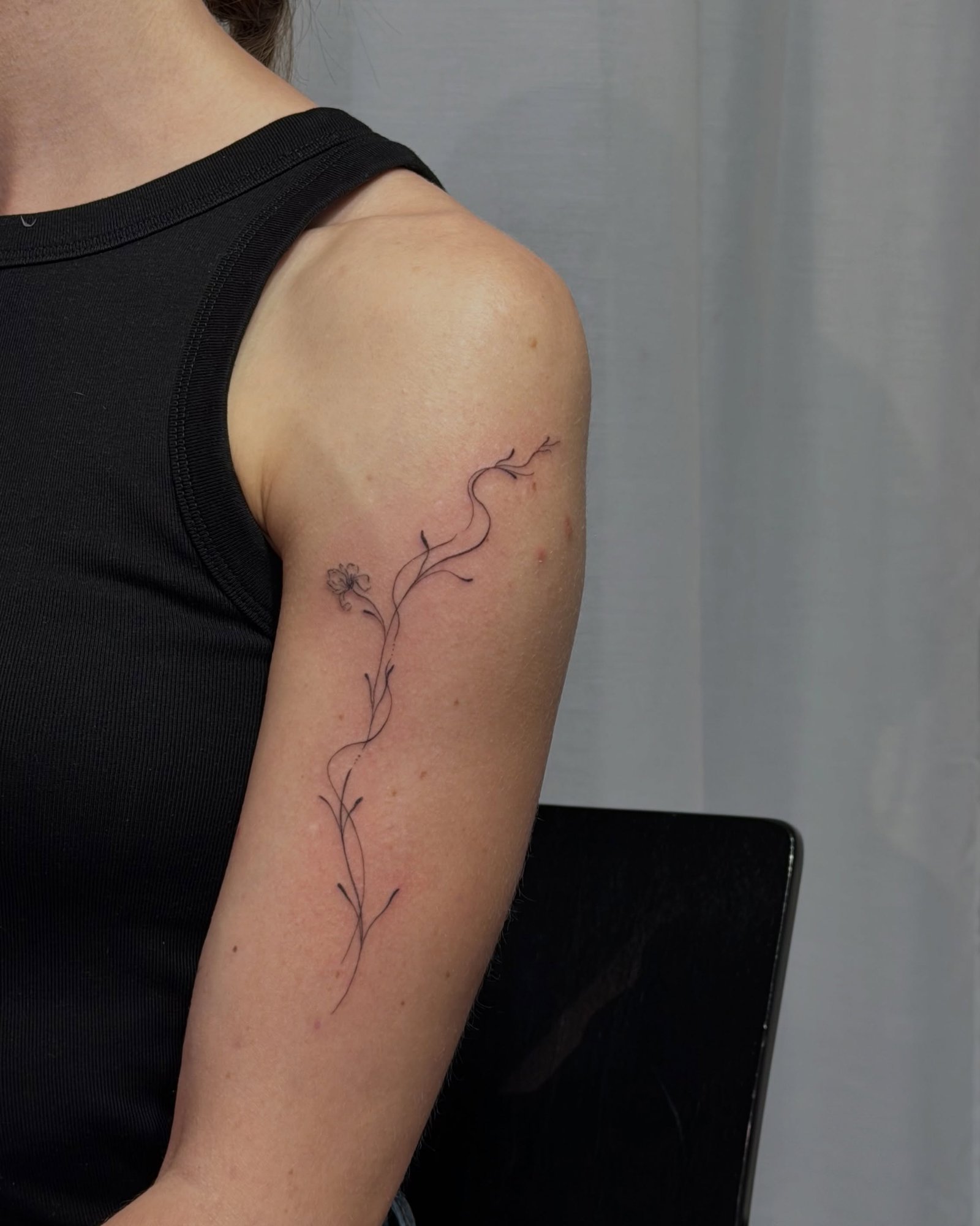 Tatuaje de flor en brazo, línea fina Sinkply Madrid