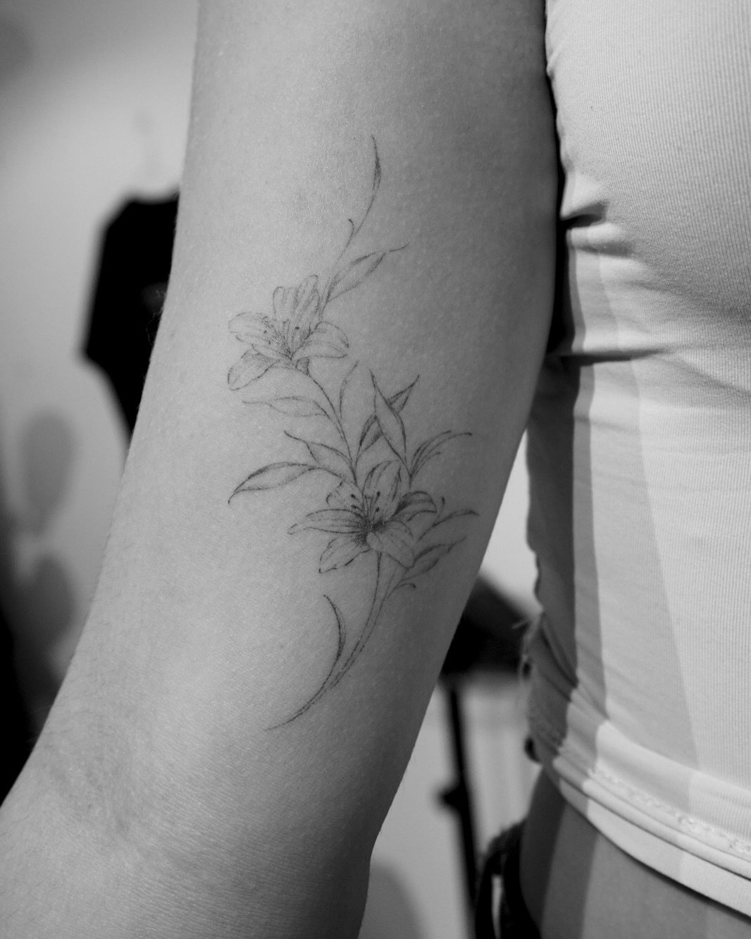Tatuaje de flor en brazo, línea fina Sinkply Madrid