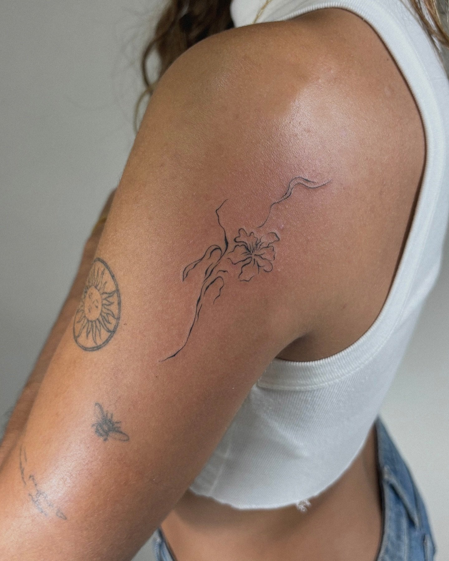 Tatuaje de flor en brazo, línea fina Sinkply Madrid