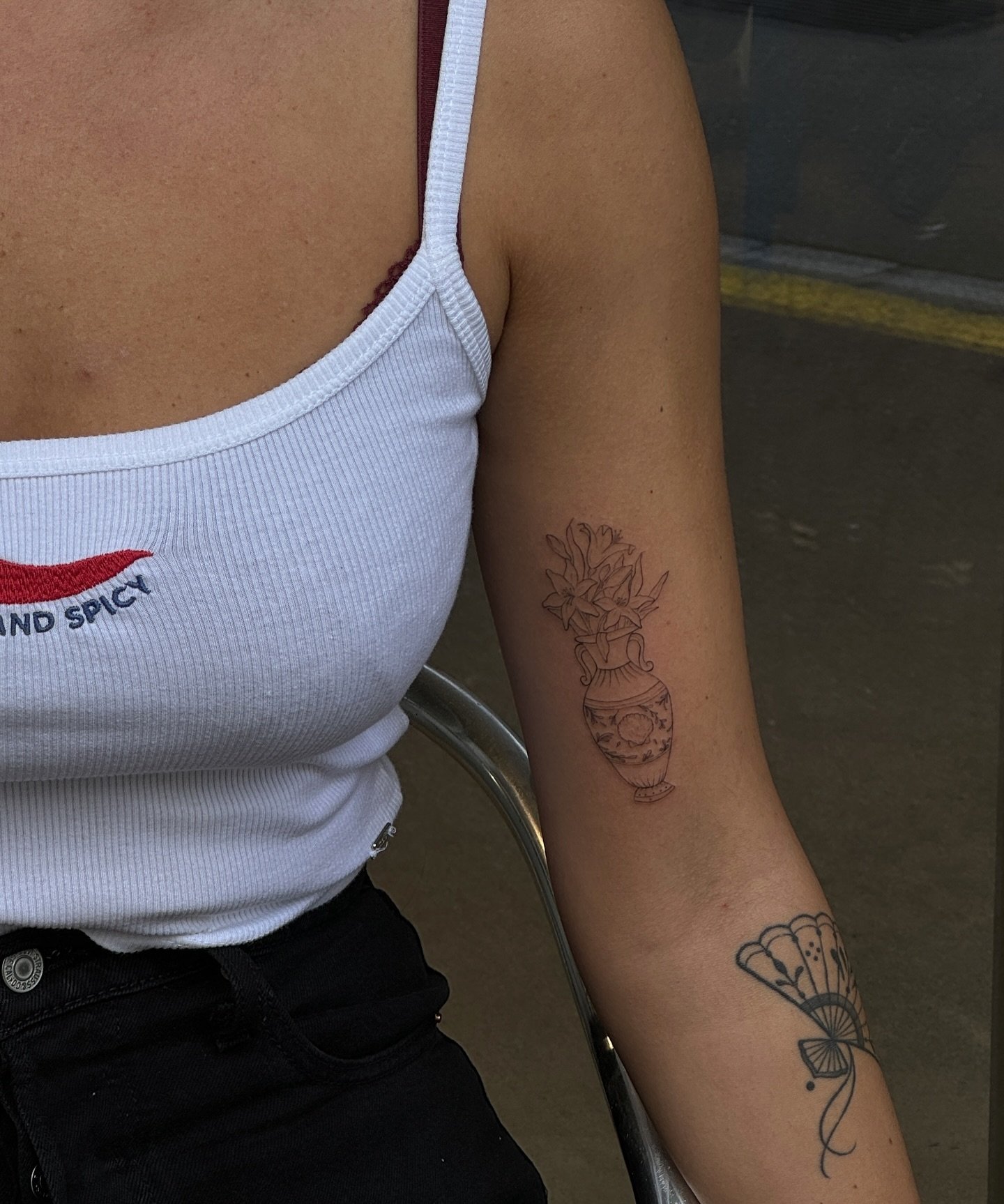 Tatuaje de flor en brazo, línea fina Sinkply Madrid