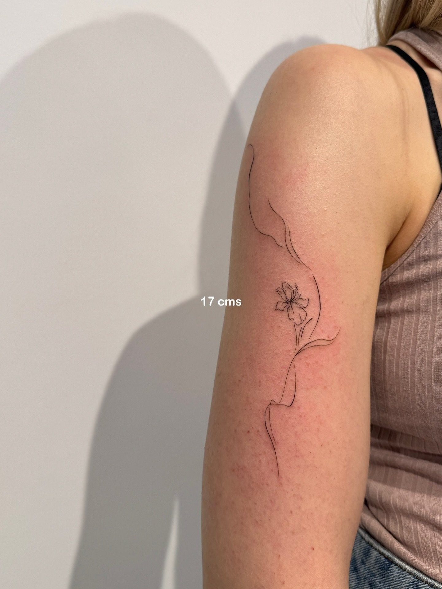 Tatuaje de flor en brazo, línea fina Sinkply Madrid