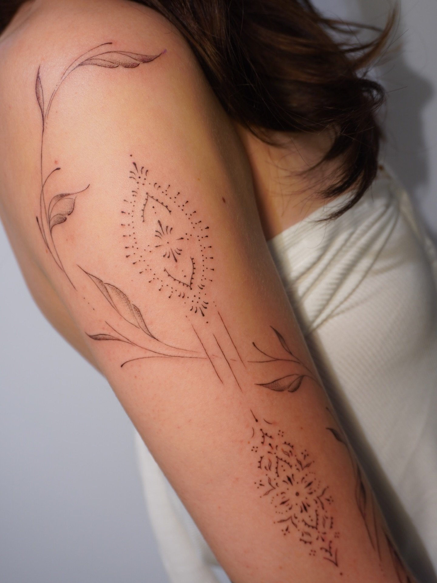 Tatuaje de flor en brazo, línea fina Sinkply Madrid