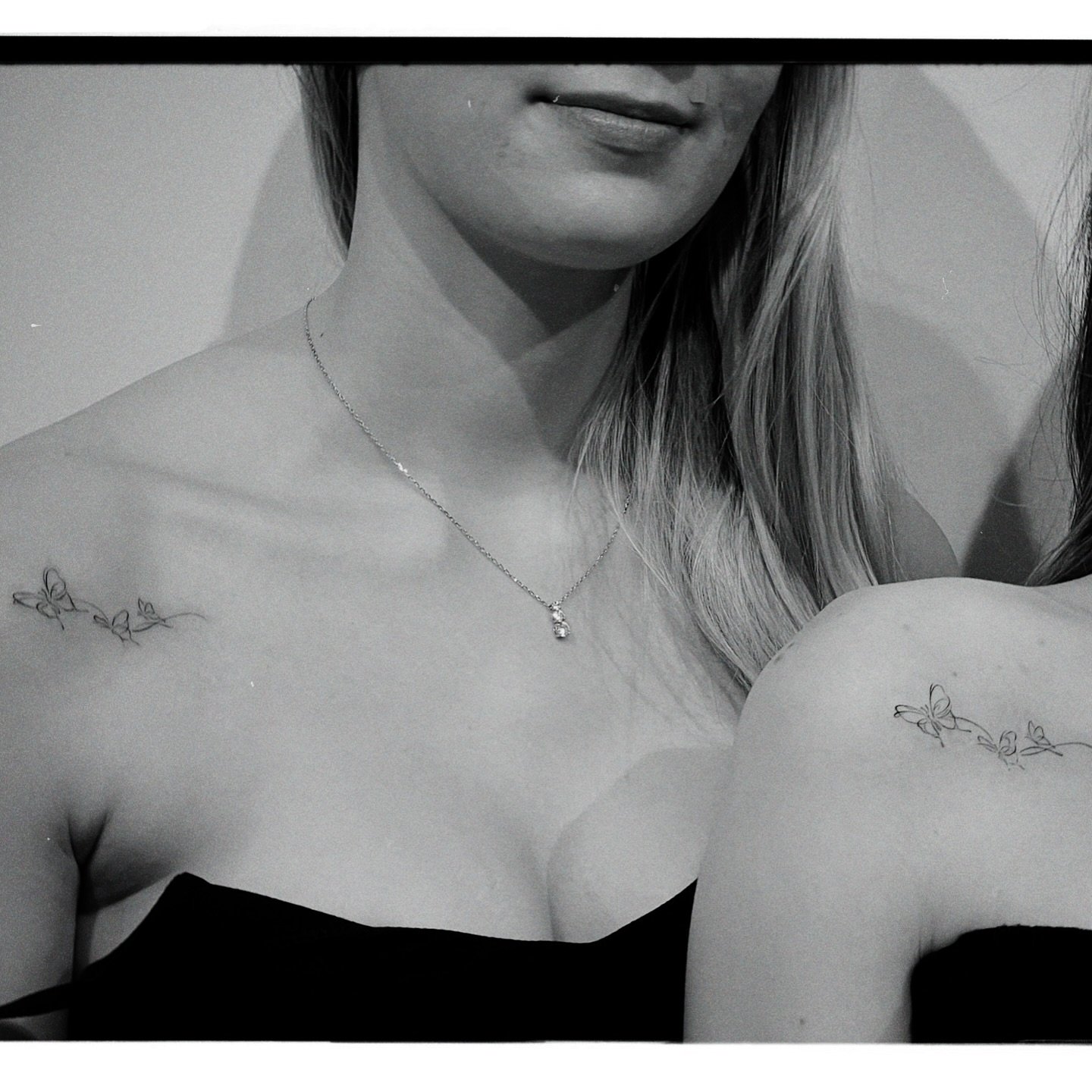 Tatuaje de flor en brazo, línea fina Sinkply Madrid