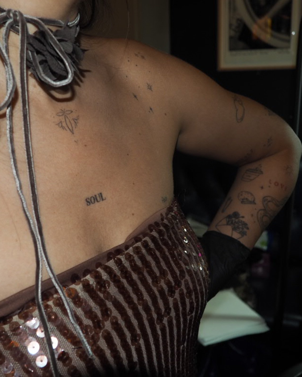 Tatuaje de flor en brazo, línea fina Sinkply Madrid