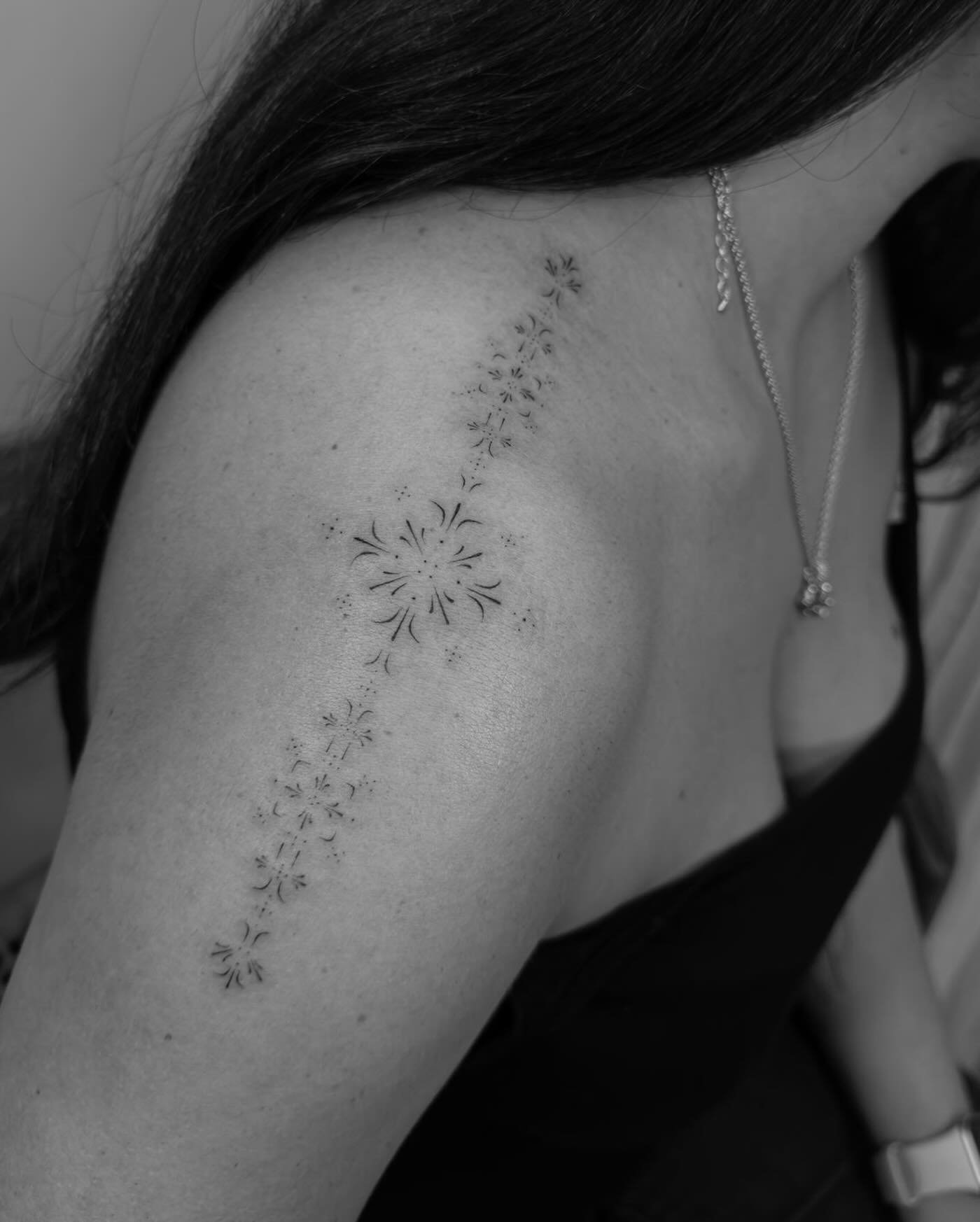 Tatuaje de flor en brazo, línea fina Sinkply Madrid