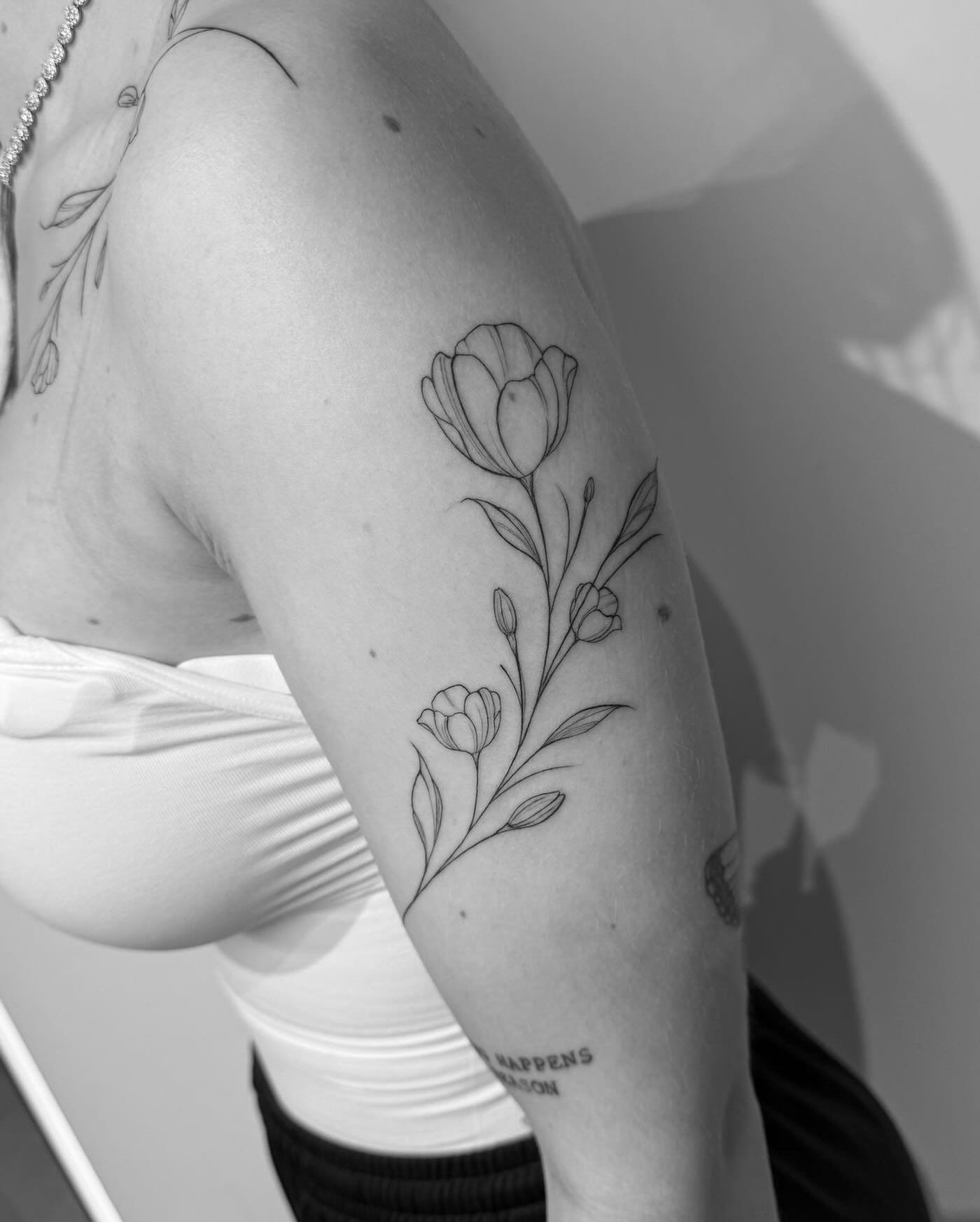 Tatuaje de flor en brazo, línea fina Sinkply Madrid