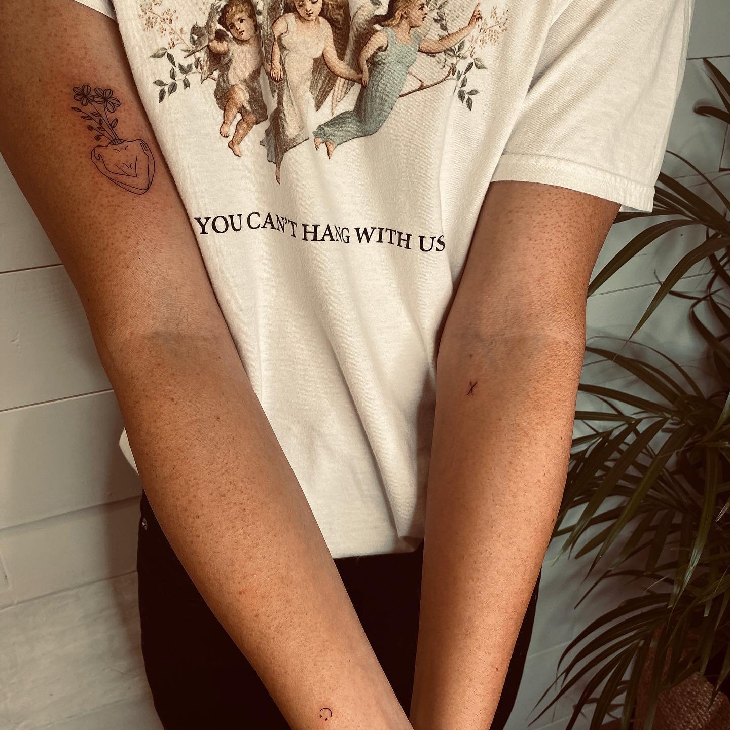 Tatuaje de flor en brazo, línea fina Sinkply Madrid