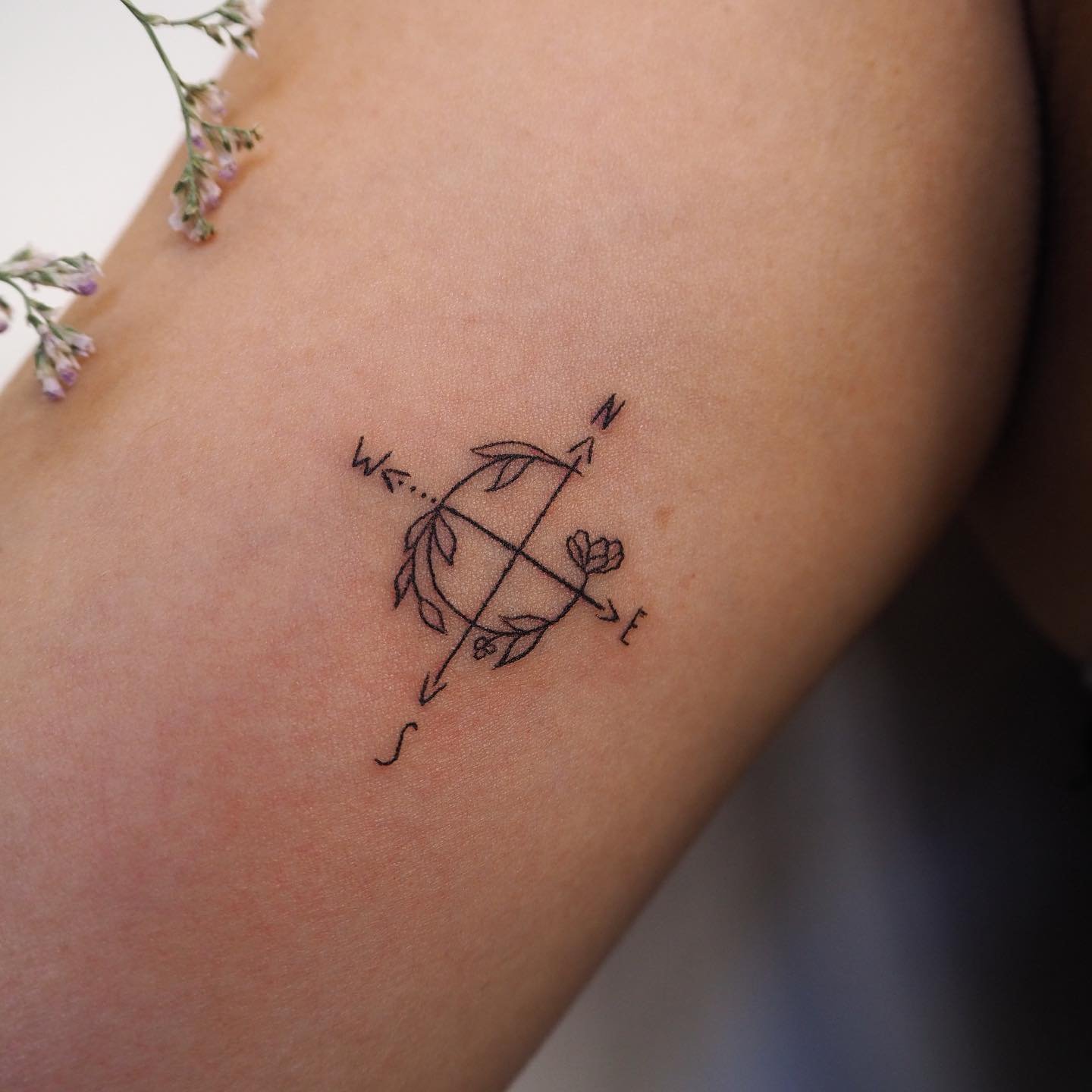 Tatuaje de flor en brazo, línea fina Sinkply Madrid