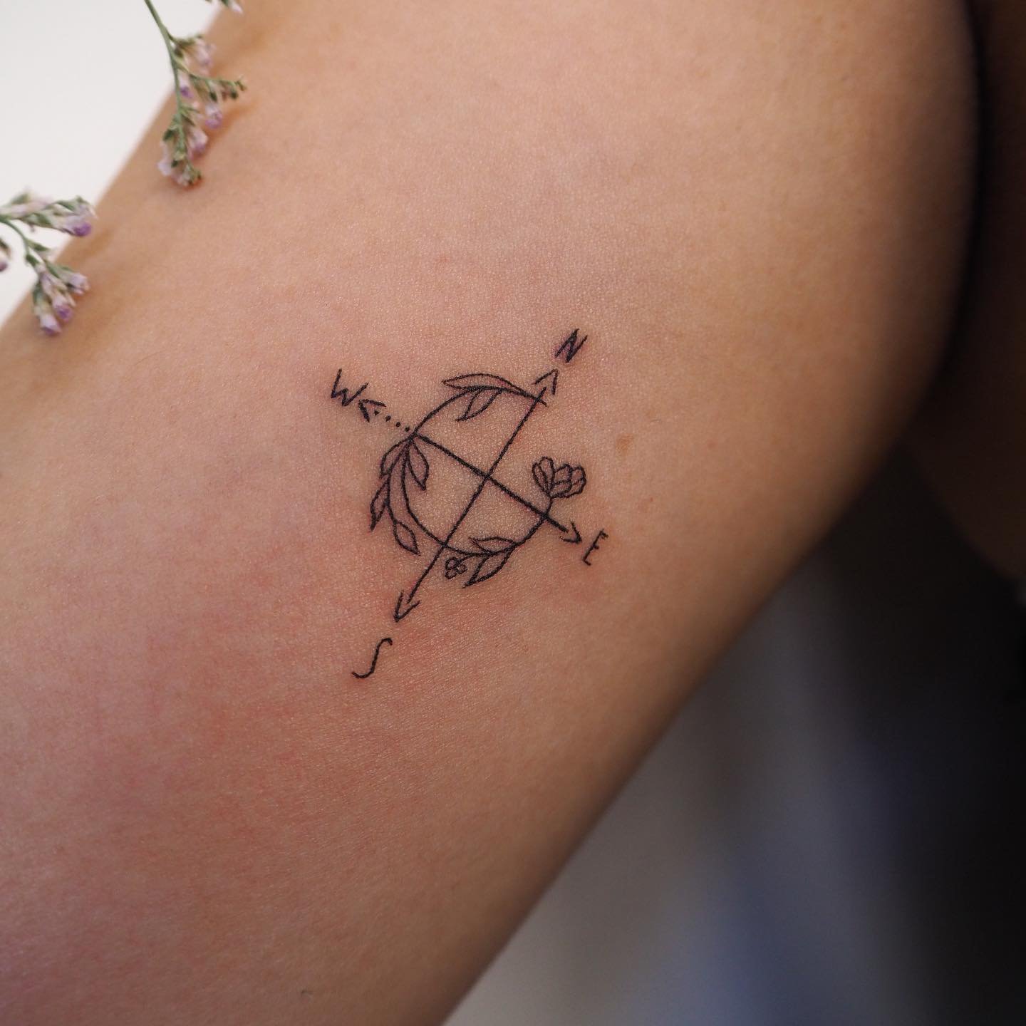 Tatuaje de flor en brazo, línea fina Sinkply Madrid