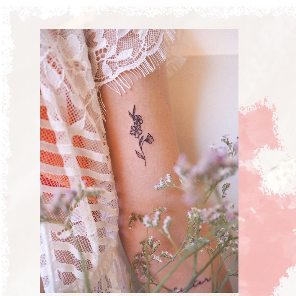 Tatuaje de flor en brazo, línea fina Sinkply Madrid