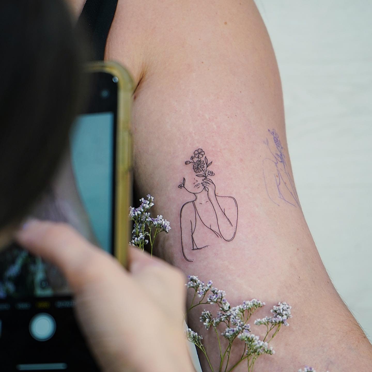 Tatuaje de flor en brazo, línea fina Sinkply Madrid