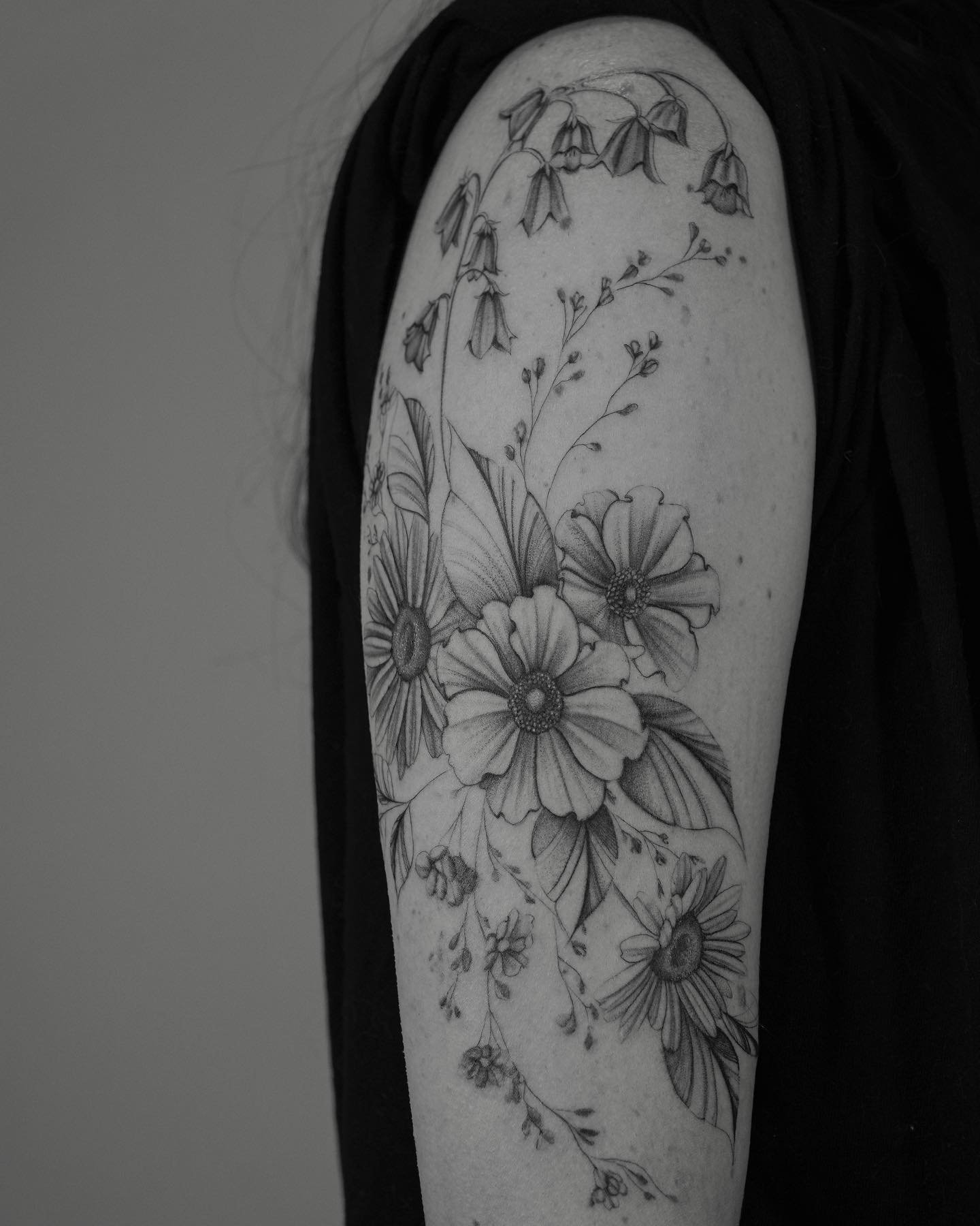 Tatuaje de flor en brazo, línea fina Sinkply Madrid