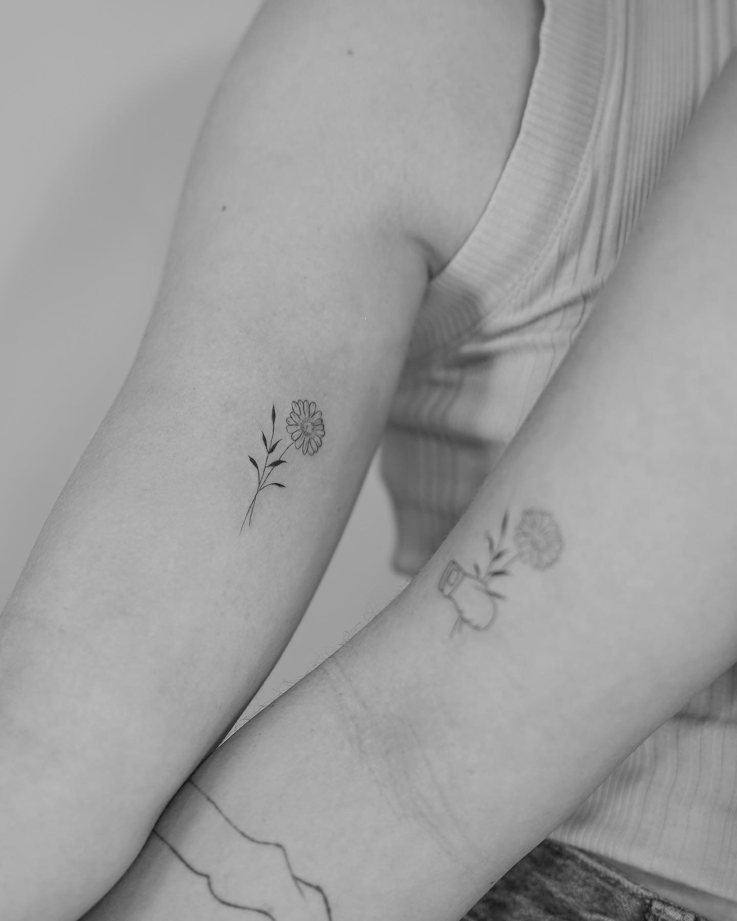 Tatuaje de flor en brazo, línea fina Sinkply Madrid