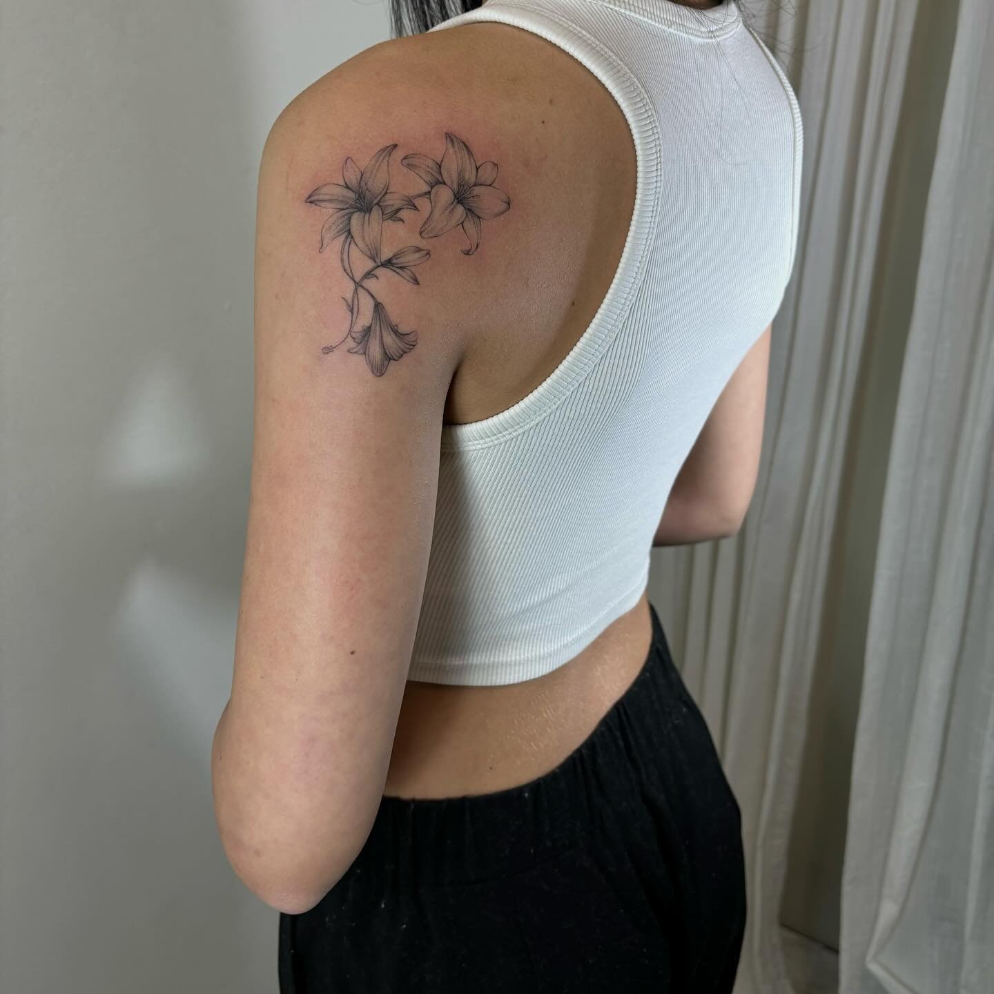 Tatuaje de flor en brazo, línea fina Sinkply Madrid