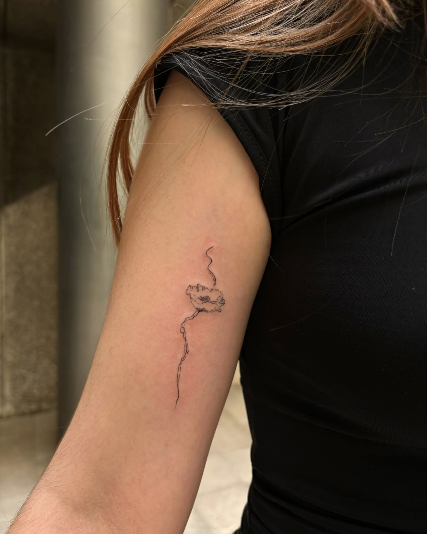 Tatuaje de flor en brazo, línea fina Sinkply Madrid