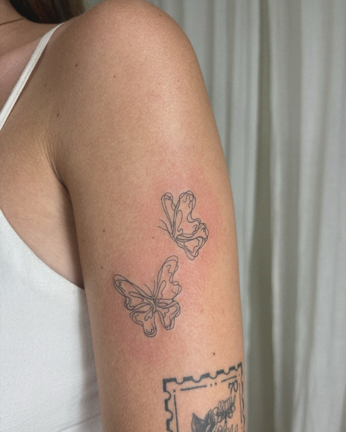 Tatuaje de flor en brazo, línea fina Sinkply Madrid