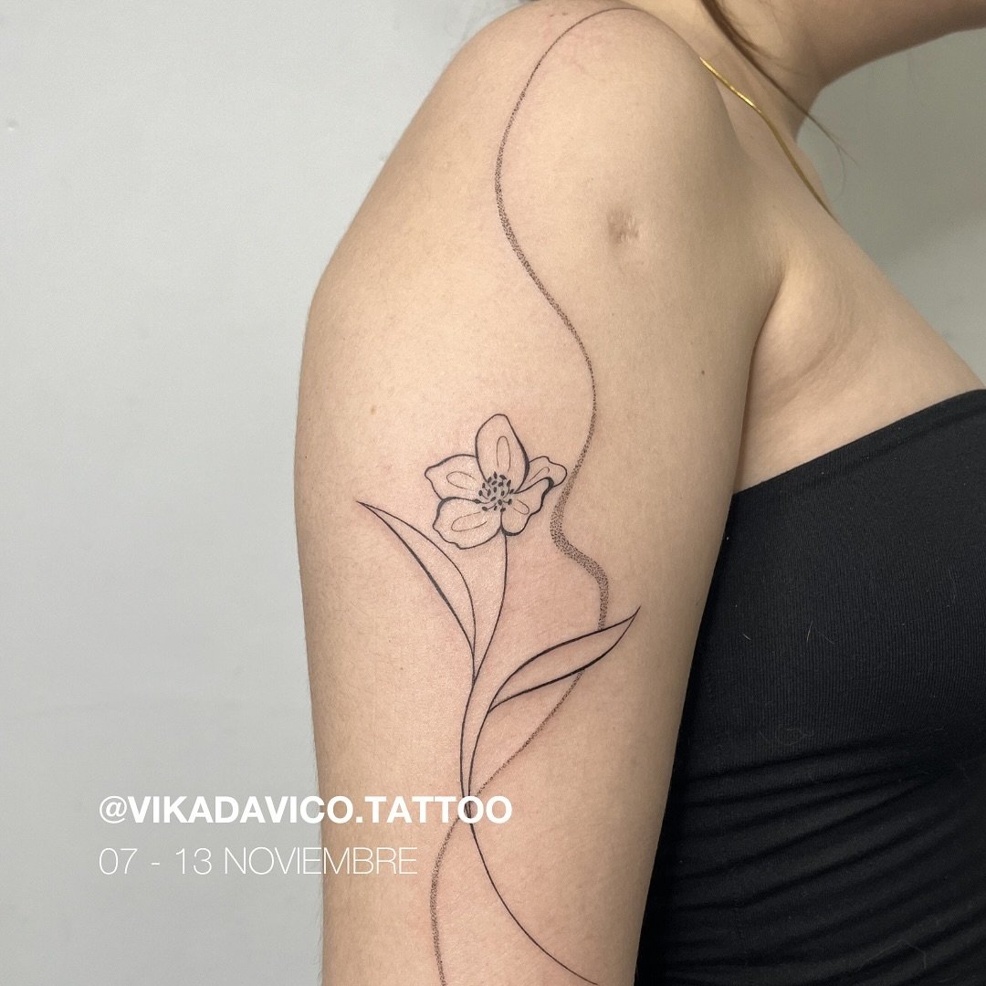 Tatuaje de flor en brazo, línea fina Sinkply Madrid