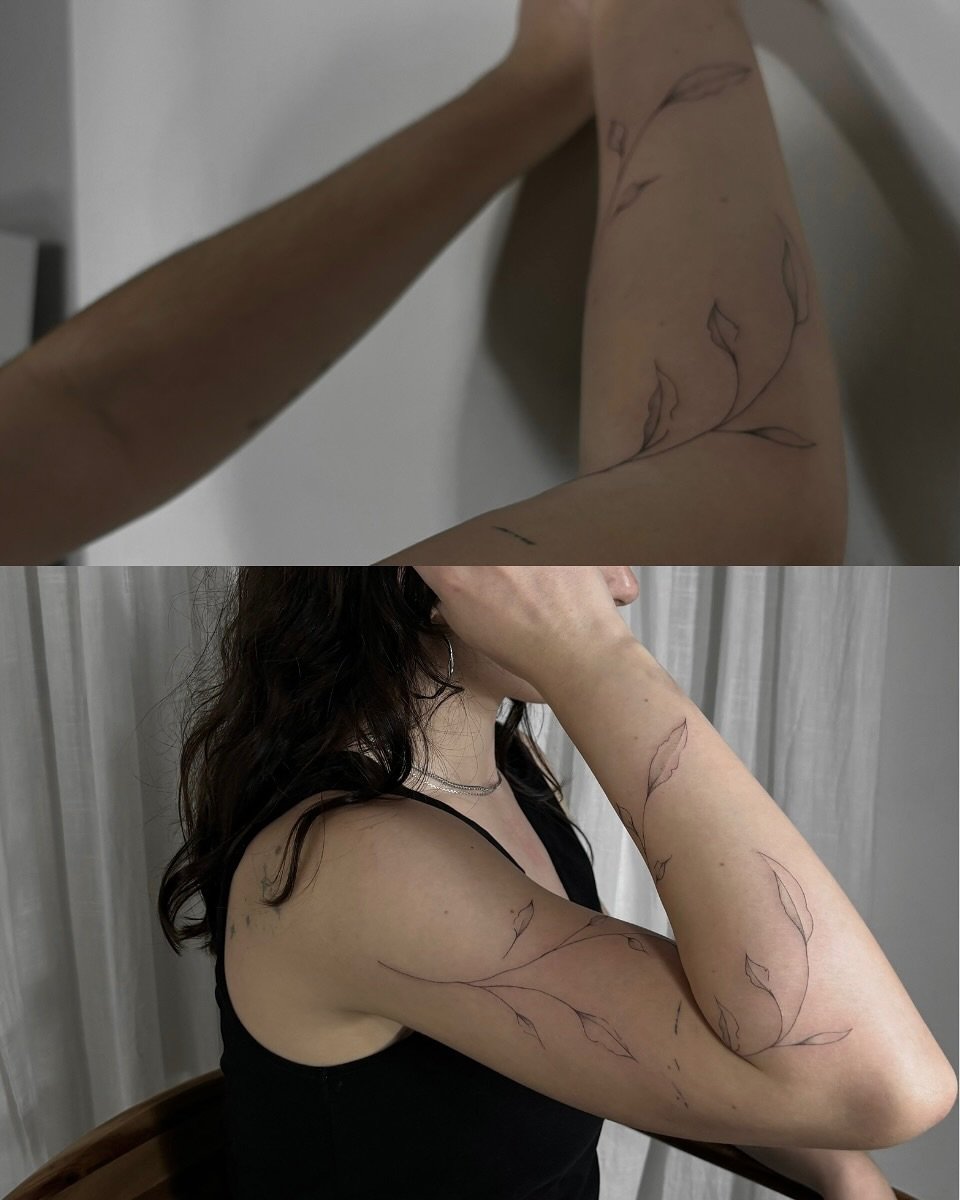 Tatuaje de flor en brazo, línea fina Sinkply Madrid